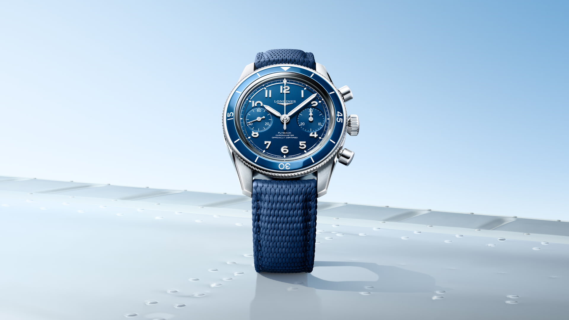 Longines Spirit Pilot Flyback blu su cinturino blu nella campagna ufficiale