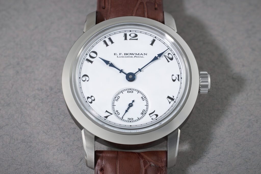 Quadrante in smalto bianco e lancette azzurrate del RGM Model 501-EFB