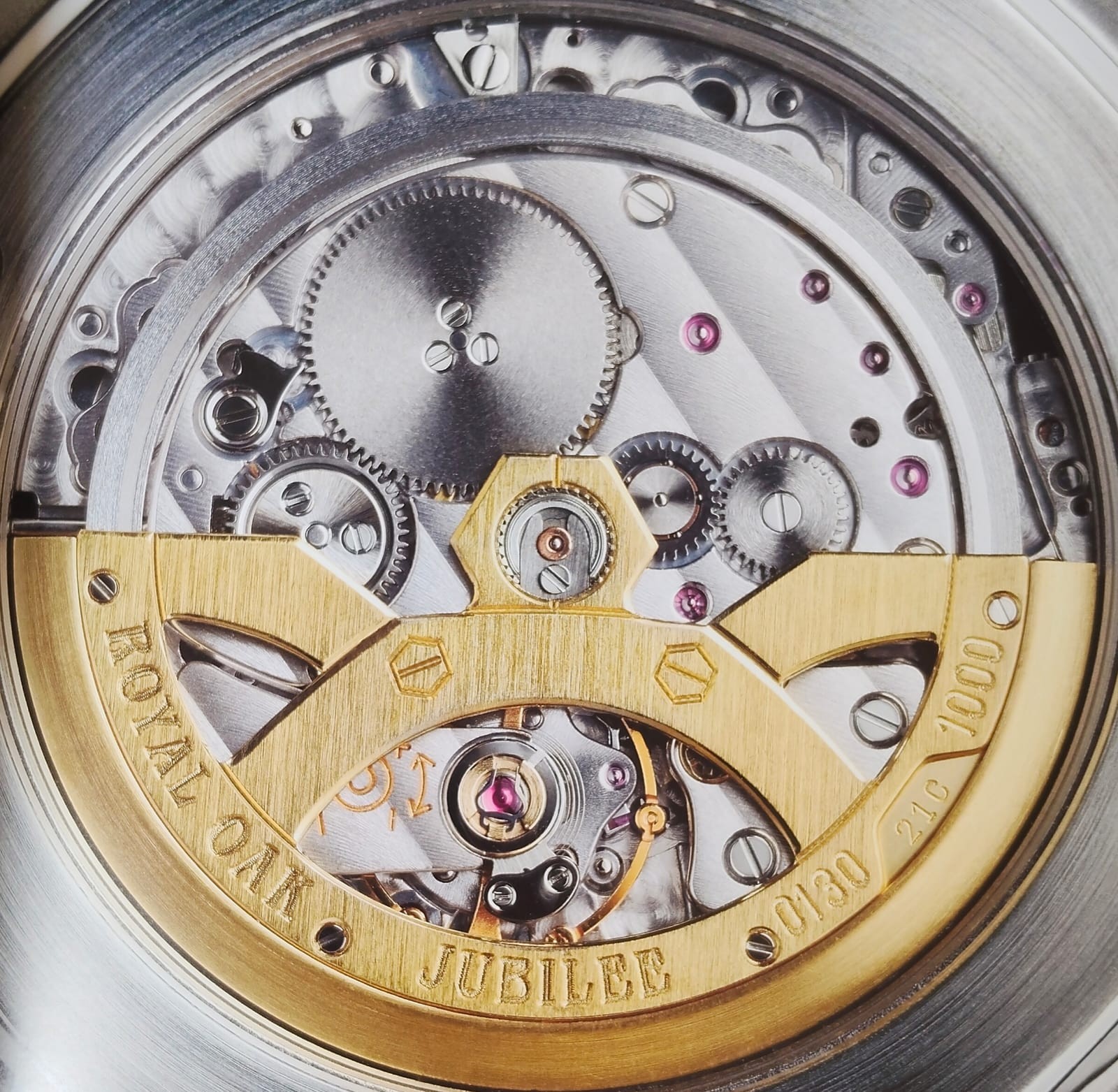 Calibro Audemars Piguet 2121 con rotore celebrativo visibile dal fondello di un Royal Oak 14802