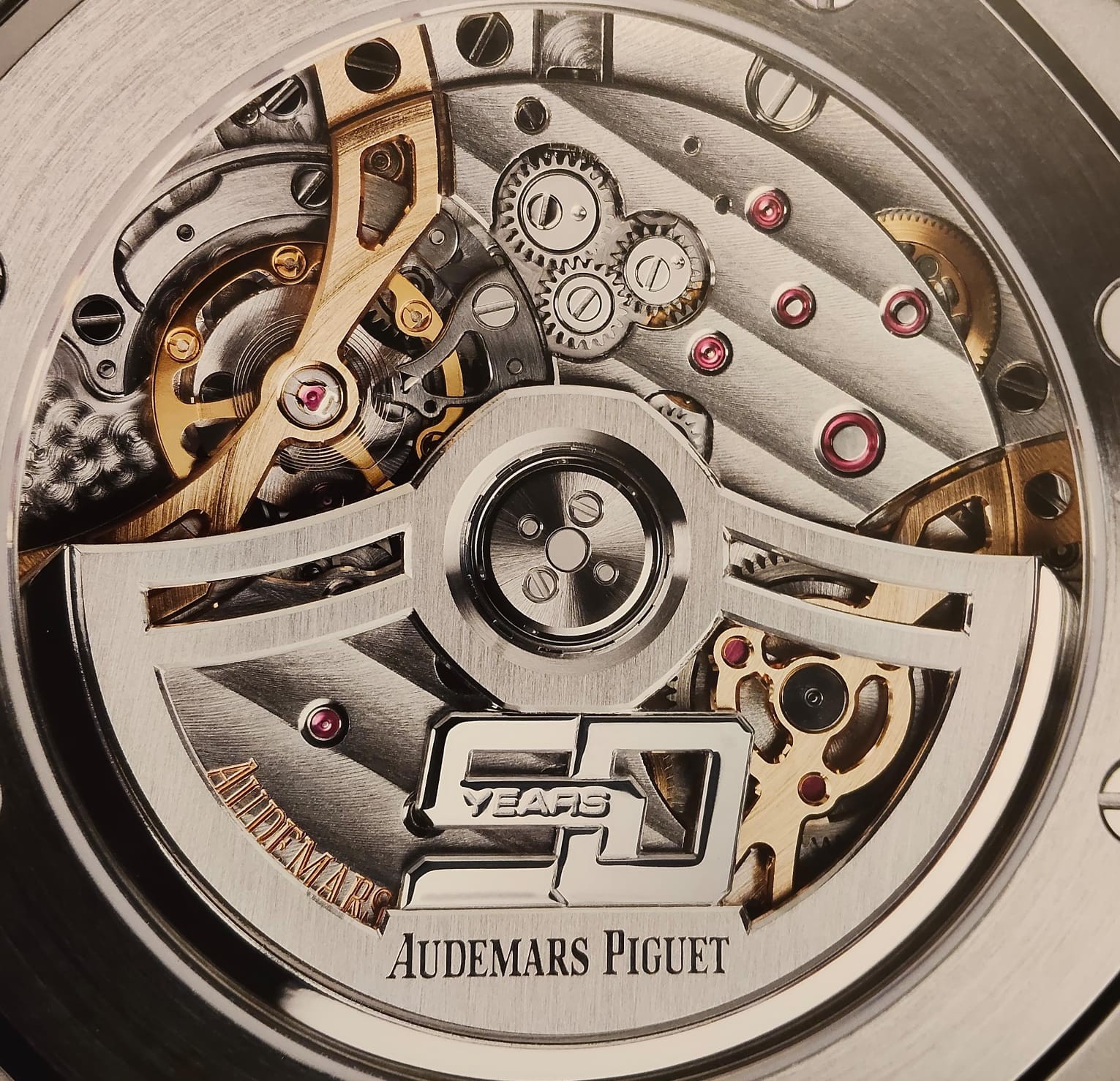 Calibro automatico Audemars Piguet 7121 visto dal lato della massa oscillante del cinquantesimo anniversario