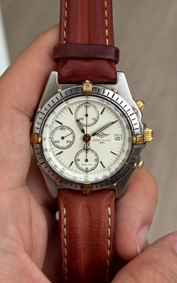 Breitling Chronomat B13047 bicolore con quadrante bianco e cinturino in pelle