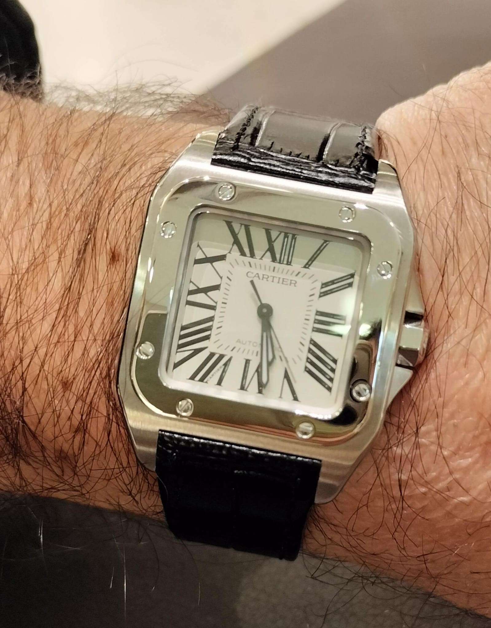 Cartier Santos 100 Medium in acciaio con cinturino nero al polso