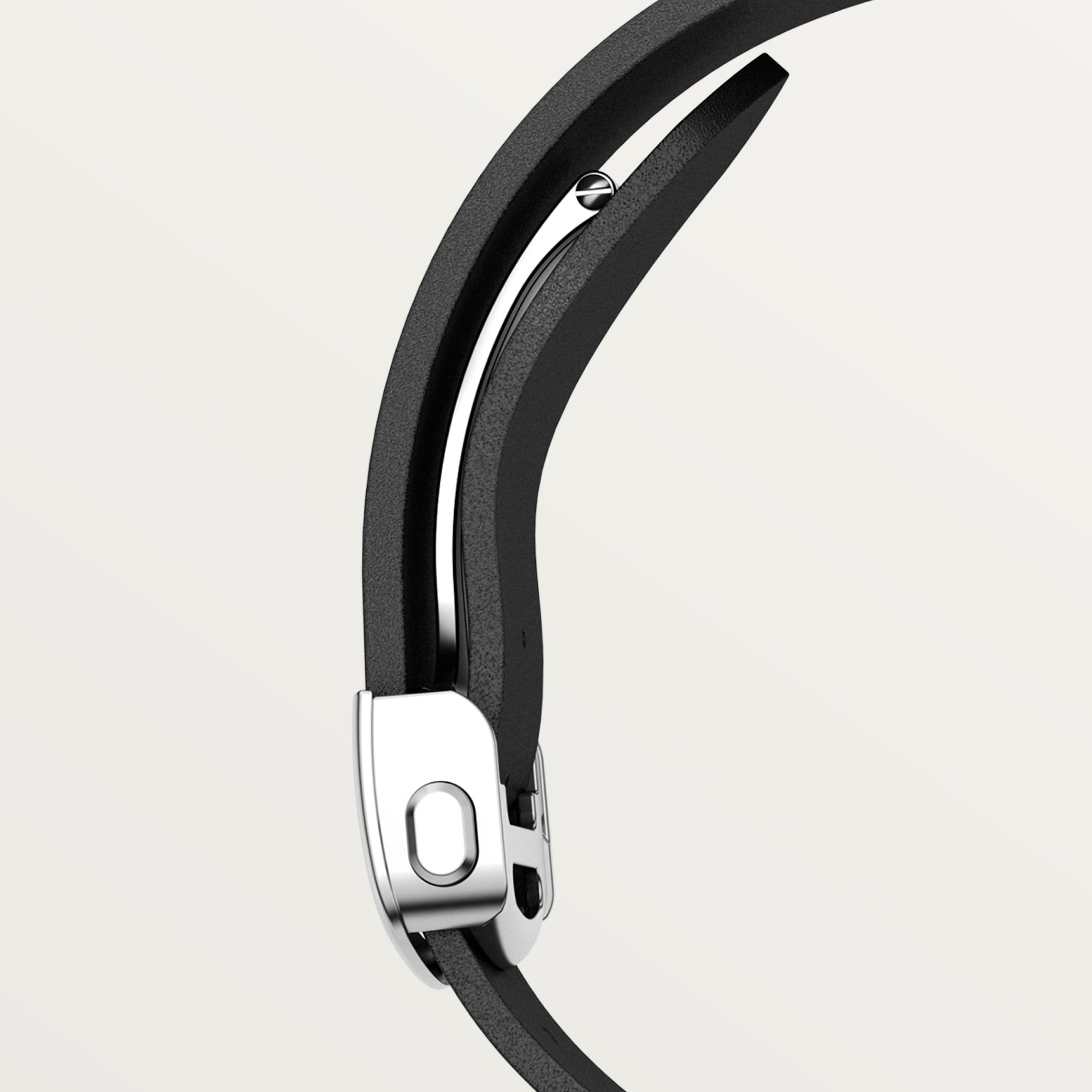 Dettaglio del cinturino e della chiusura del Cartier Santos de Cartier WSSA0017