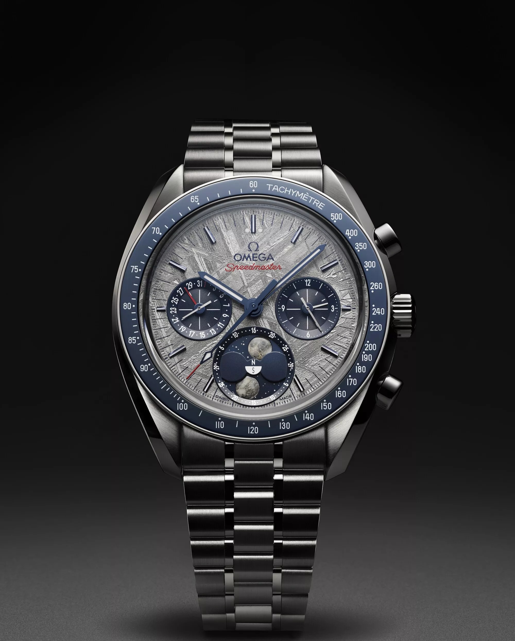 OMEGA Speedmaster Moonphase Meteorite in acciaio visto frontalmente