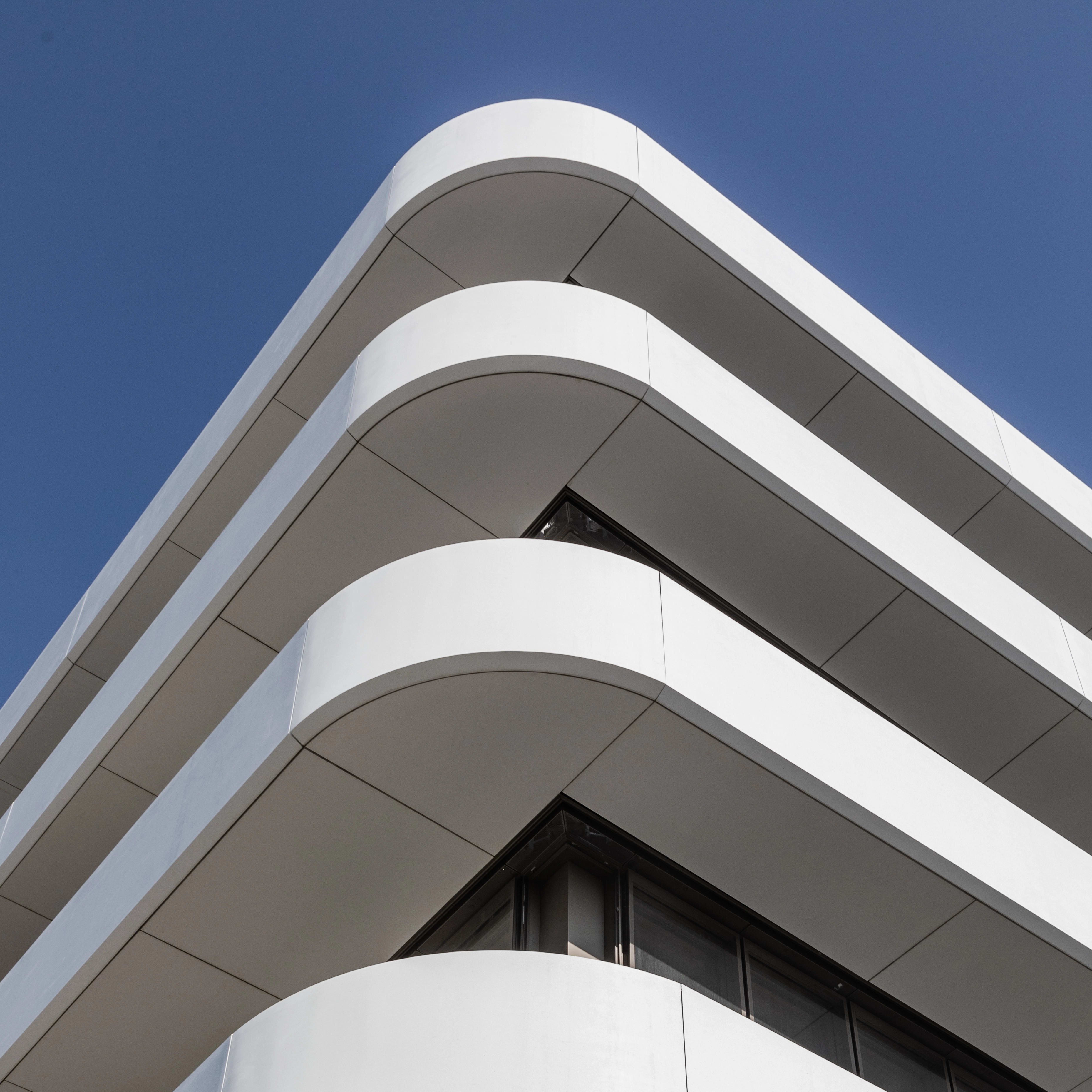 Dettaglio architettonico della manifattura Patek Philippe PP6 a Plan-les-Ouates