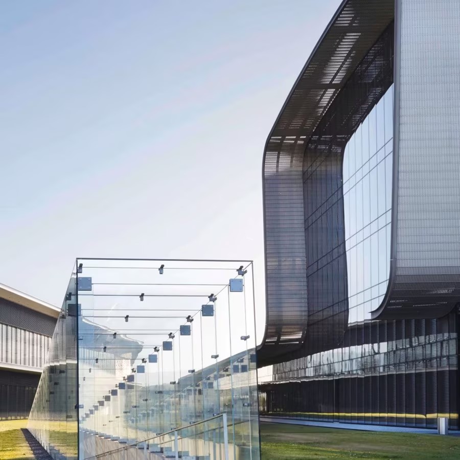 Facciata moderna della manifattura Vacheron Constantin a Plan-les-Ouates