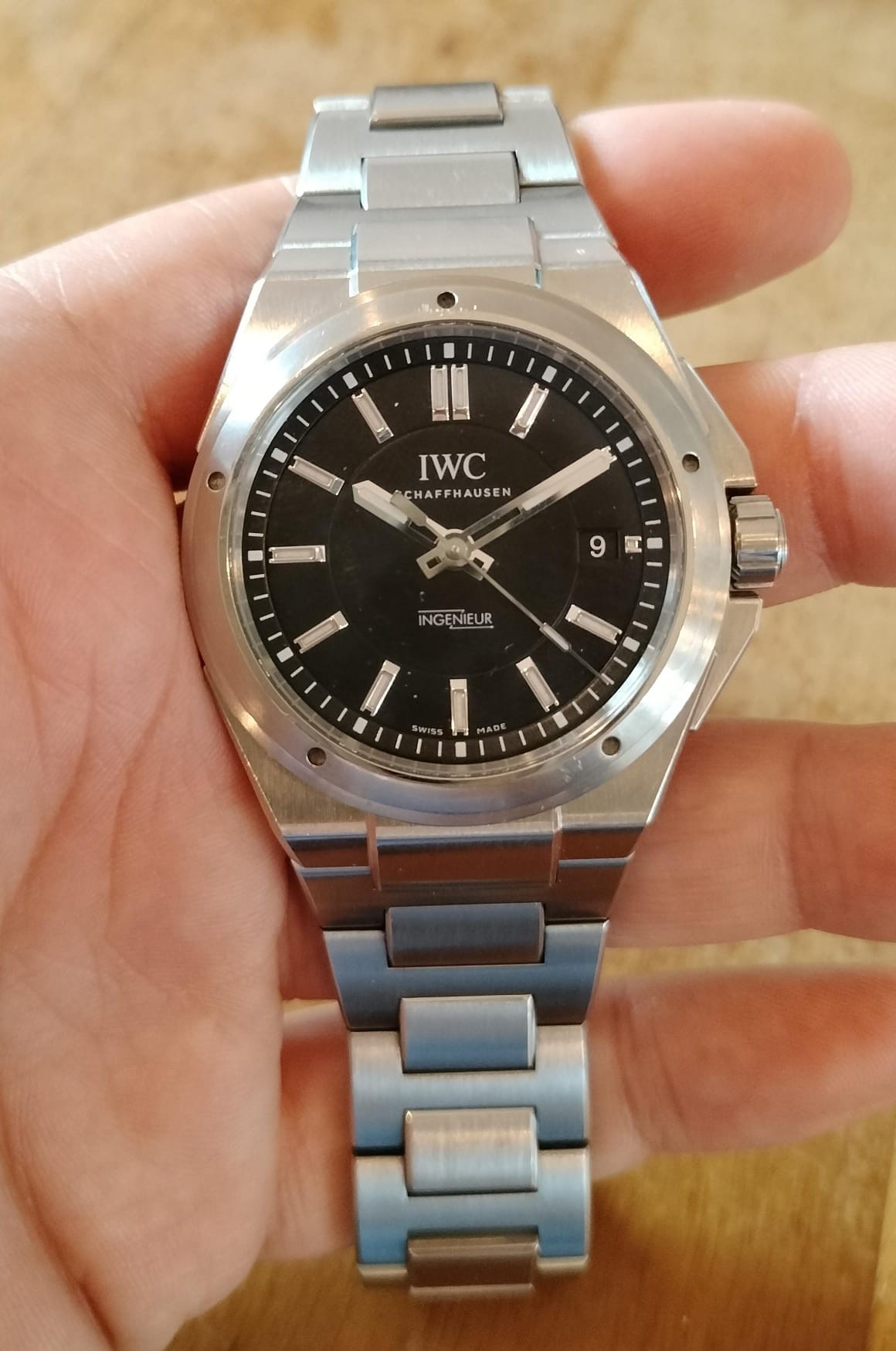 IWC Ingenieur IW323902 in acciaio con quadrante nero e bracciale integrato
