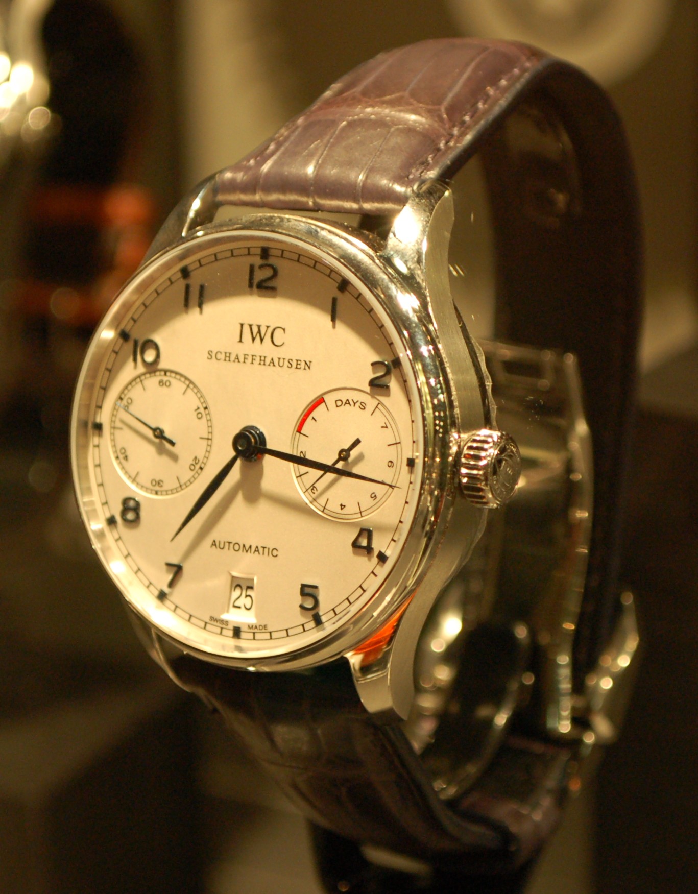 IWC Portuguese Automatic con quadrante argenté, indicatore di riserva di carica e cinturino marrone