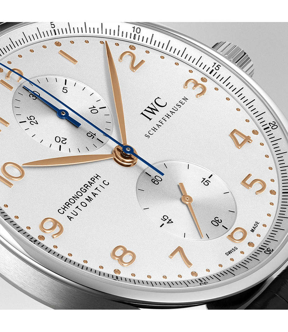 Dettaglio del quadrante argento, delle lancette blu e dei numeri color oro dell'IWC Portugieser Chronograph IW371445