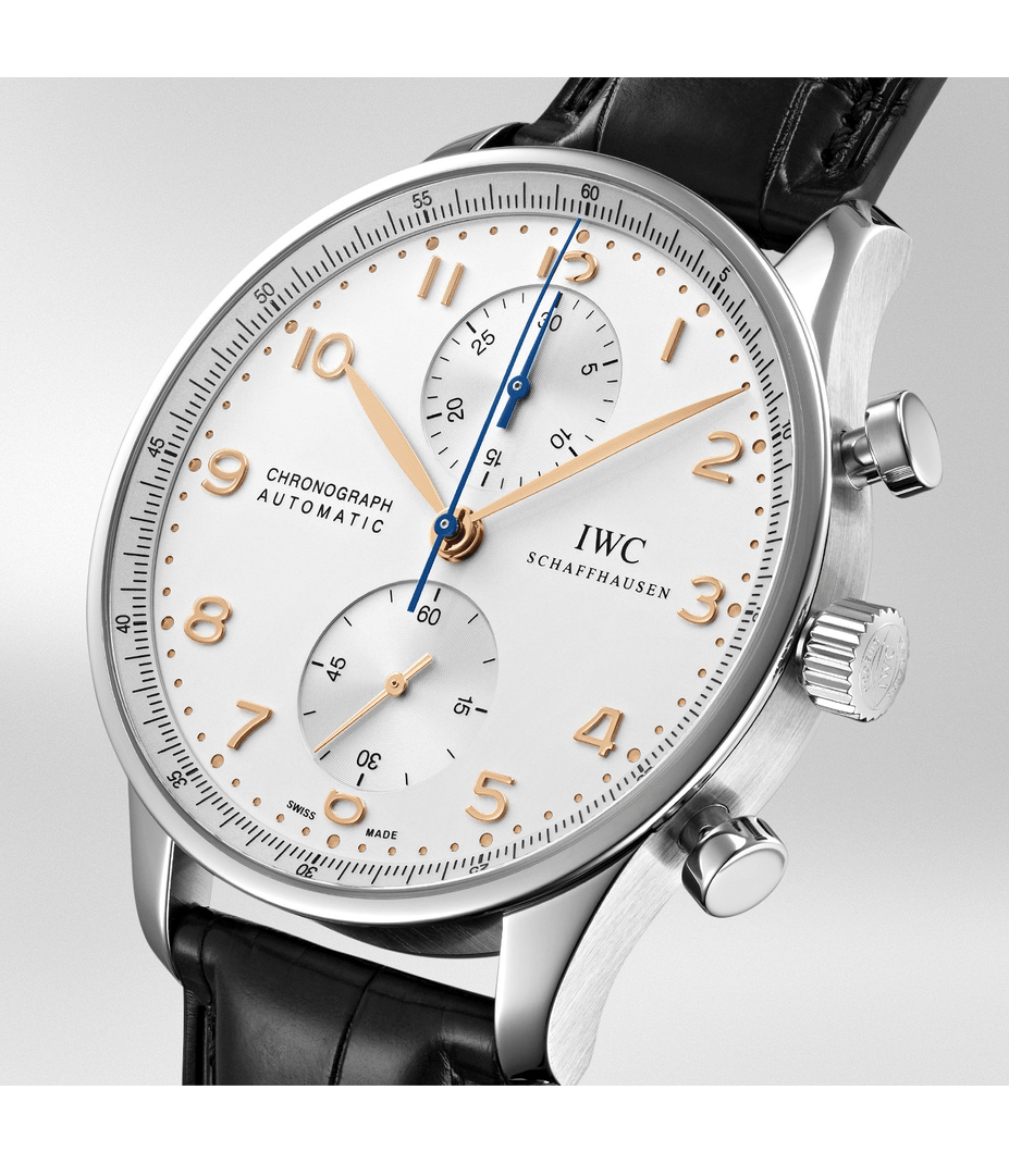 IWC Portugieser Chronograph IW371445 visto di tre quarti, con cassa in acciaio e pulsanti del cronografo