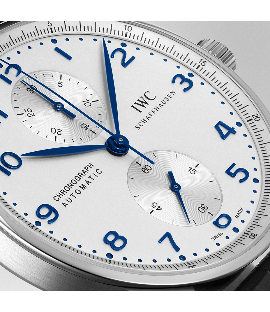 Dettaglio del quadrante argento e delle lancette blu dell'IWC Portugieser Chronograph IW371446
