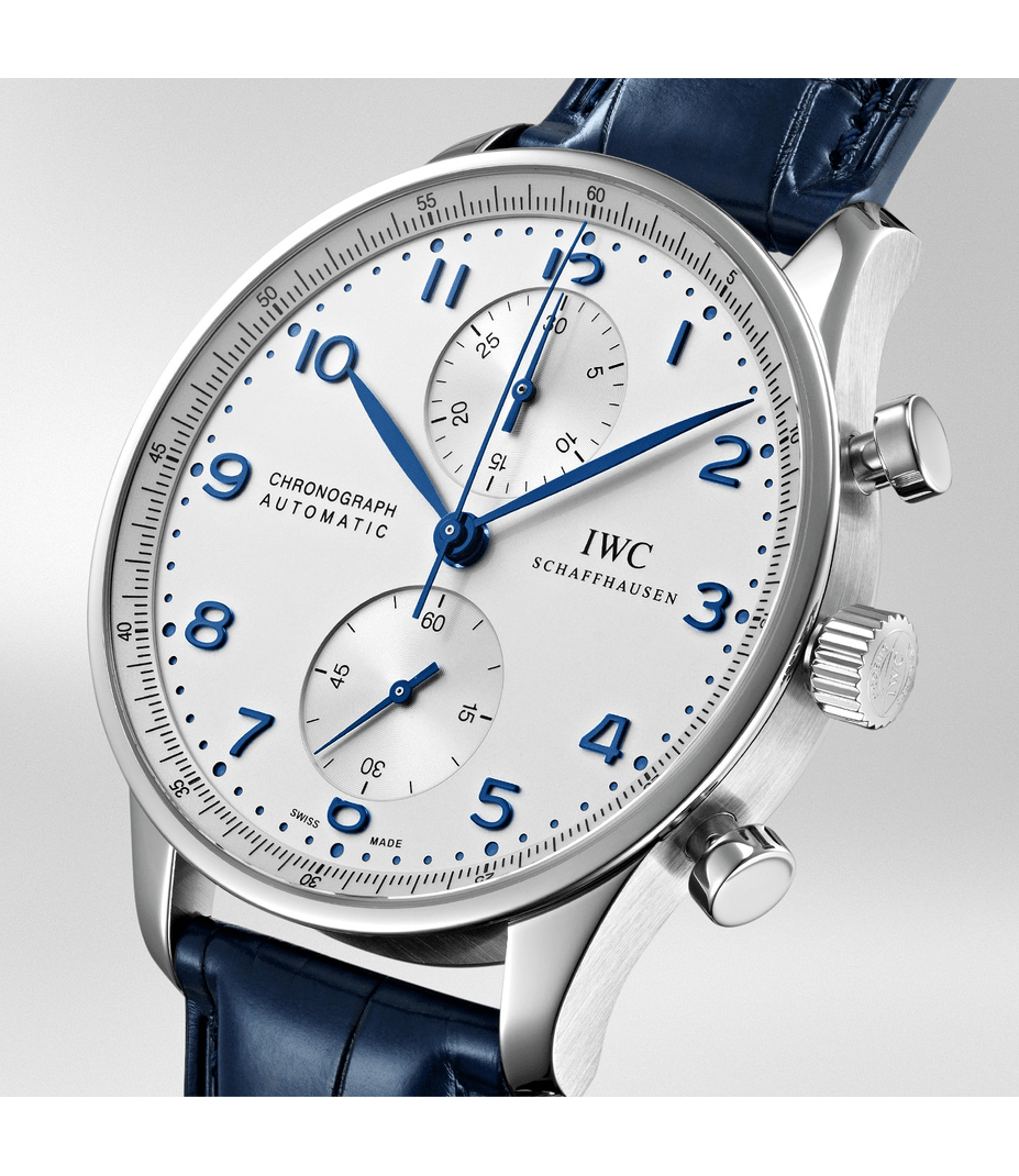 IWC Portugieser Chronograph IW371446 visto di tre quarti, con cassa in acciaio e pulsanti del cronografo