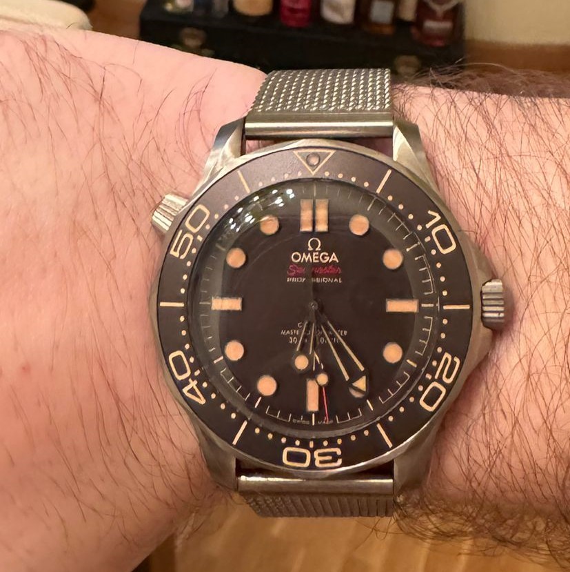 Omega Seamaster Diver 300M 007 Edition con quadrante marrone e bracciale a maglia in titanio