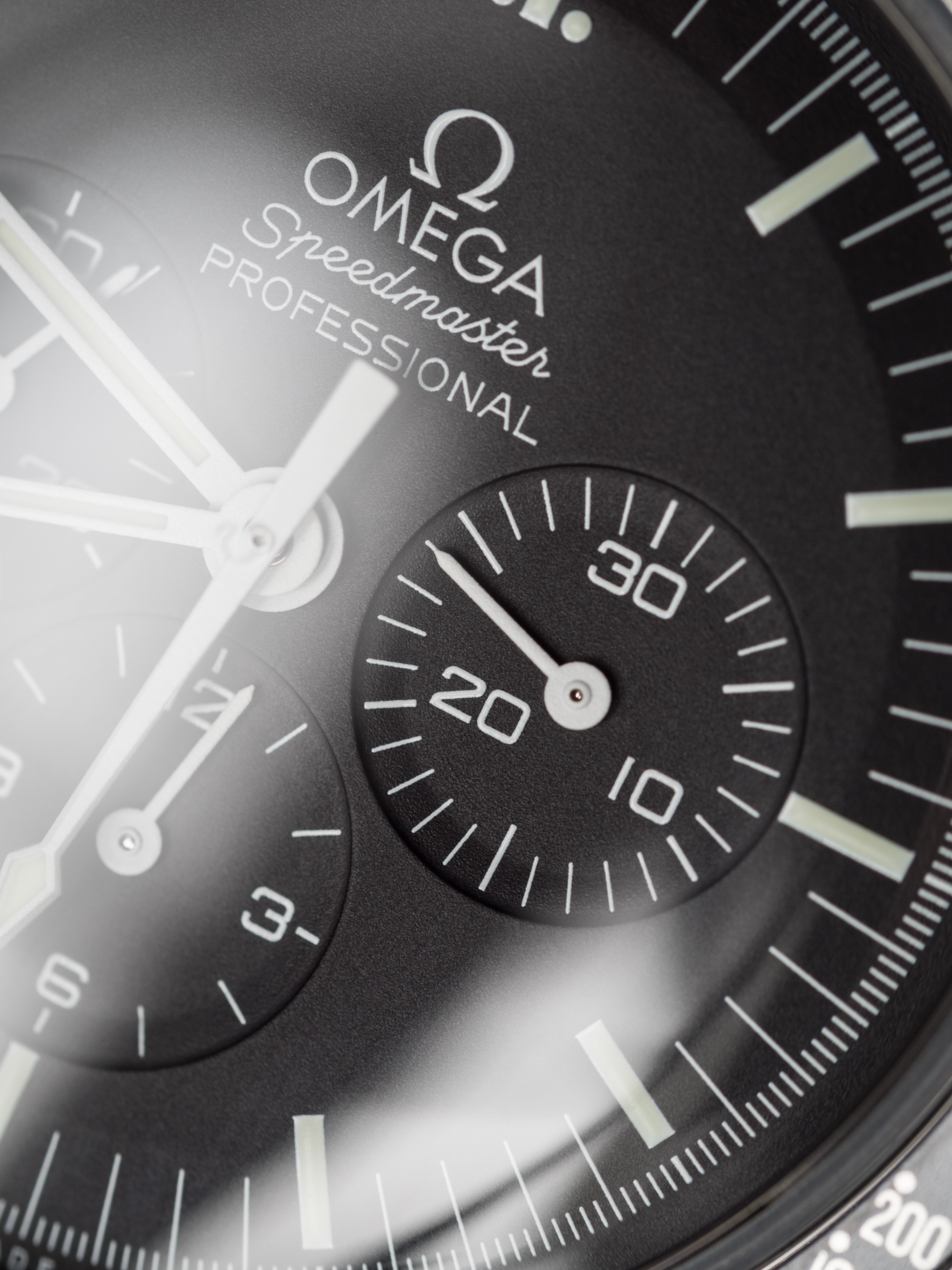 Dettaglio del quadrante nero e del contatore cronografico dell’Omega Speedmaster Professional Moonwatch 311.30.42.30.01.005