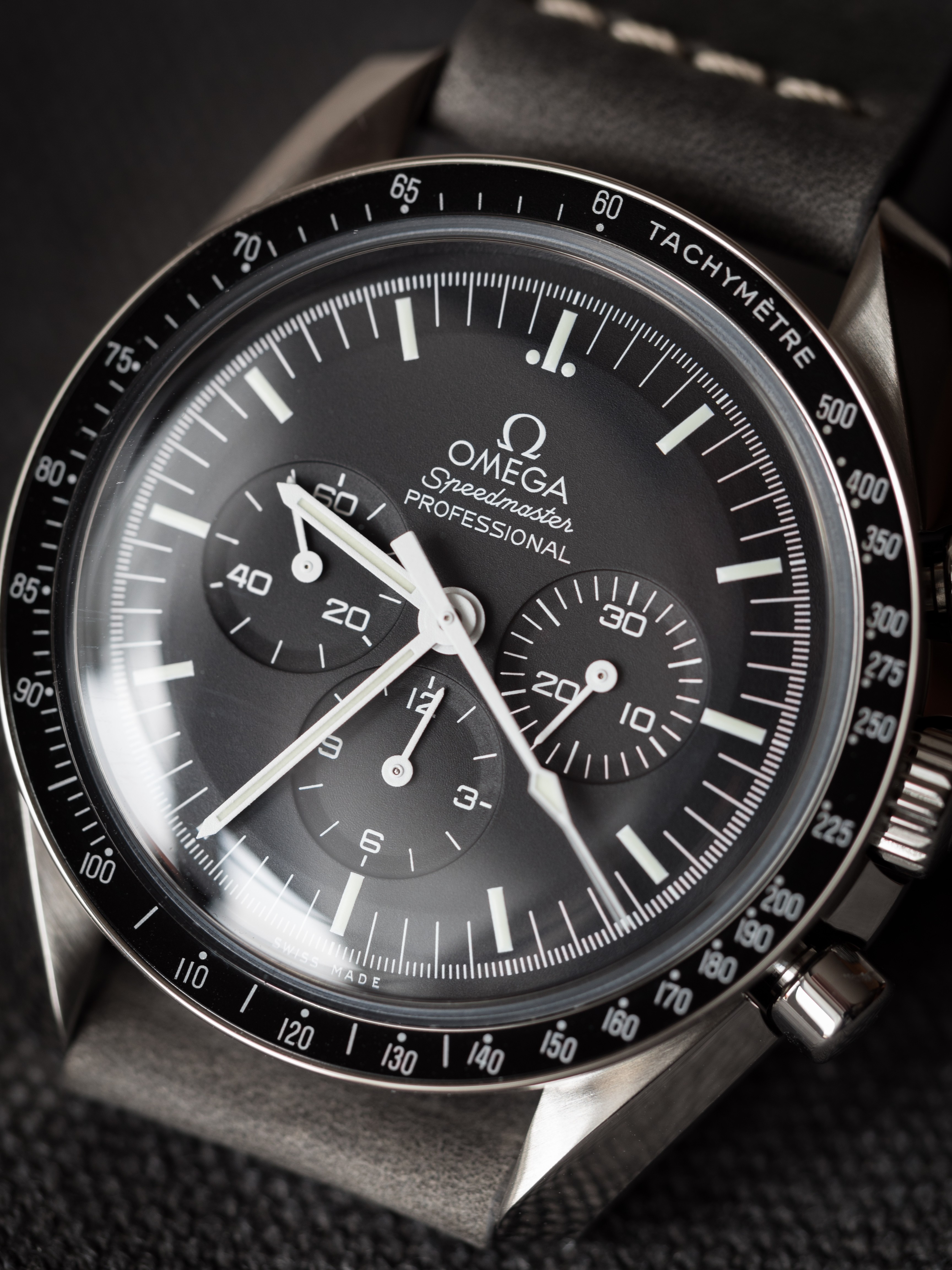 Omega Speedmaster Professional Moonwatch 311.30.42.30.01.005, vista ravvicinata del quadrante nero e della lunetta tachimetrica