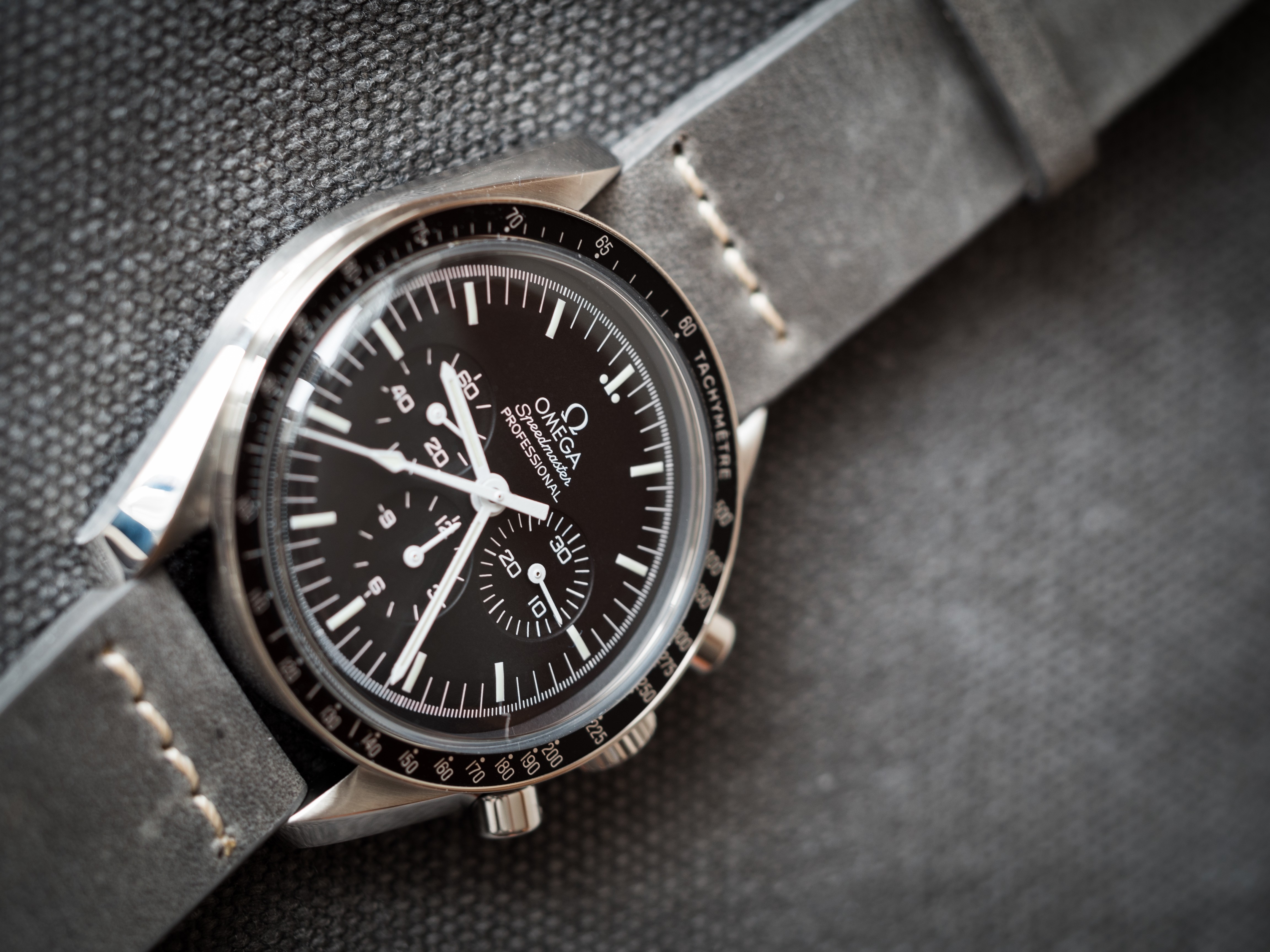Omega Speedmaster Professional Moonwatch 311.30.42.30.01.005 su cinturino grigio, vista diagonale