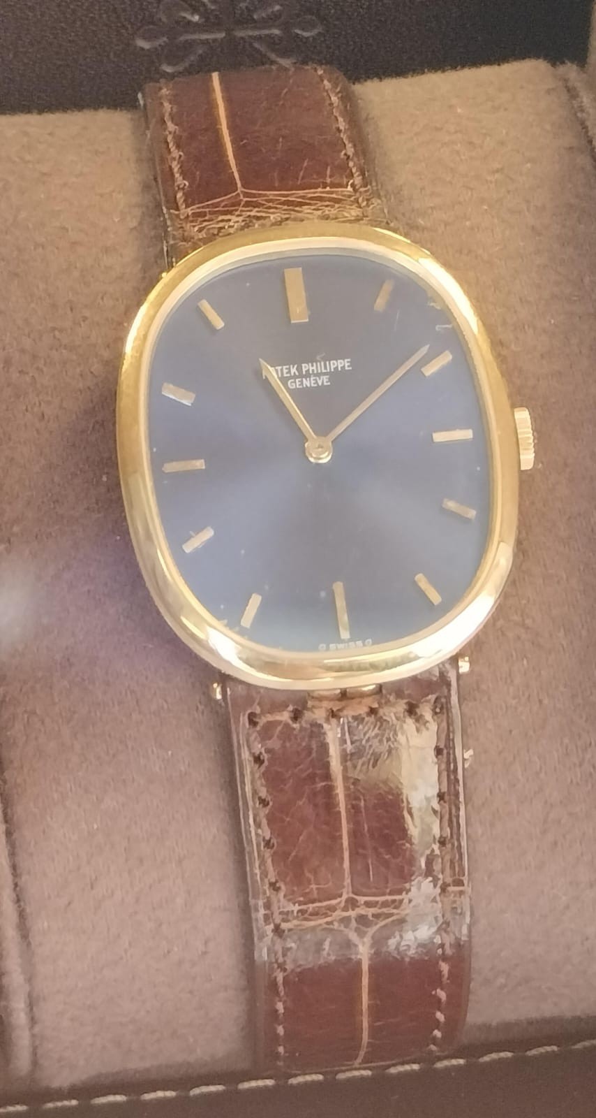 Patek Philippe Golden Ellipse storico in oro con quadrante blu e cinturino in pelle