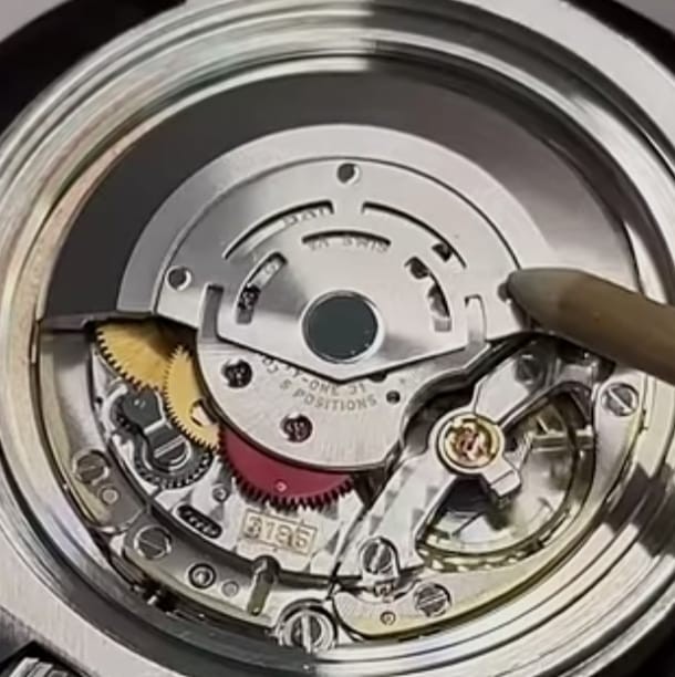 Calibro automatico Rolex 3185 visto dal lato del rotore