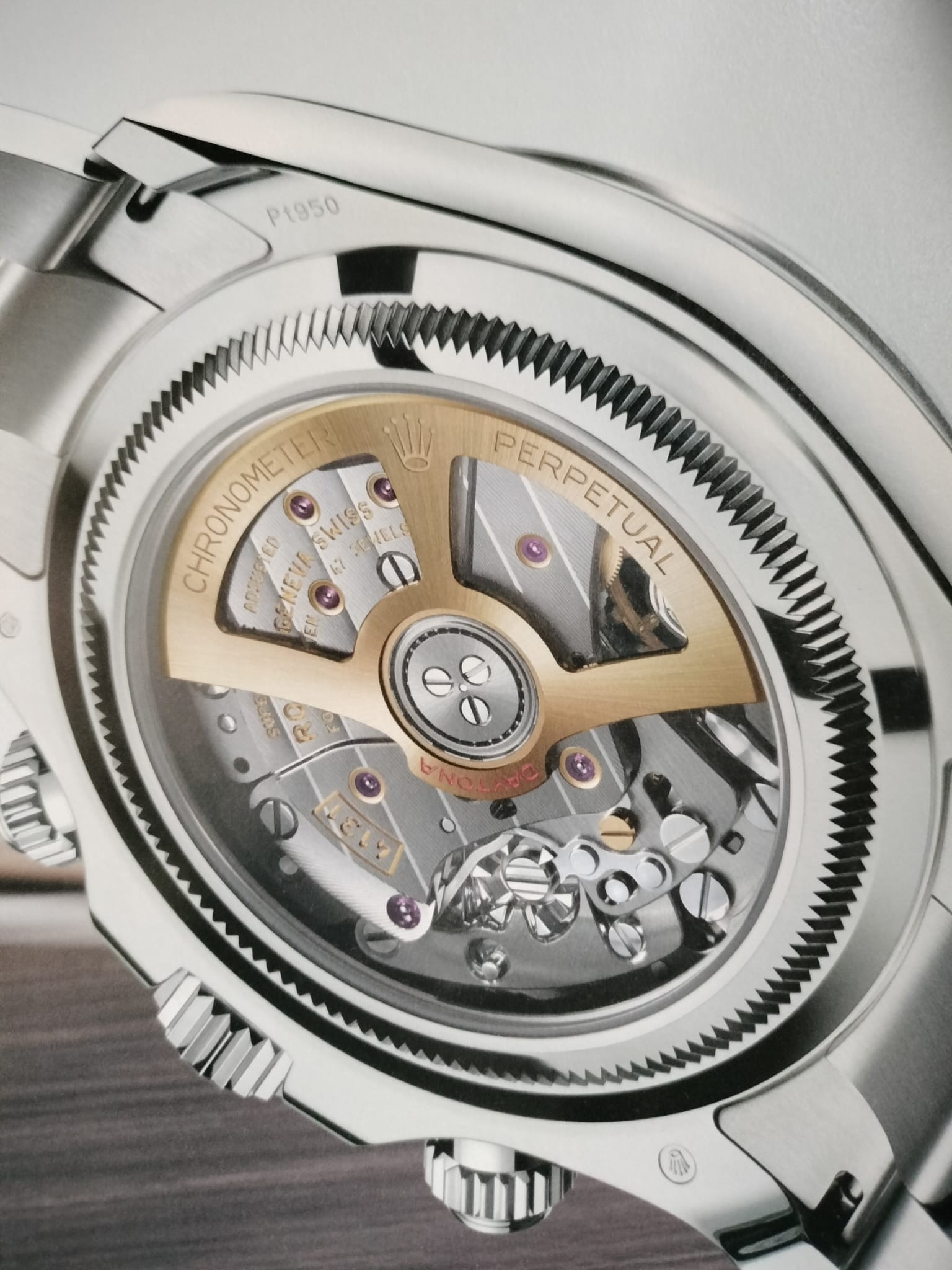 Calibro automatico Rolex 4131 visto attraverso il fondello trasparente di un Cosmograph Daytona