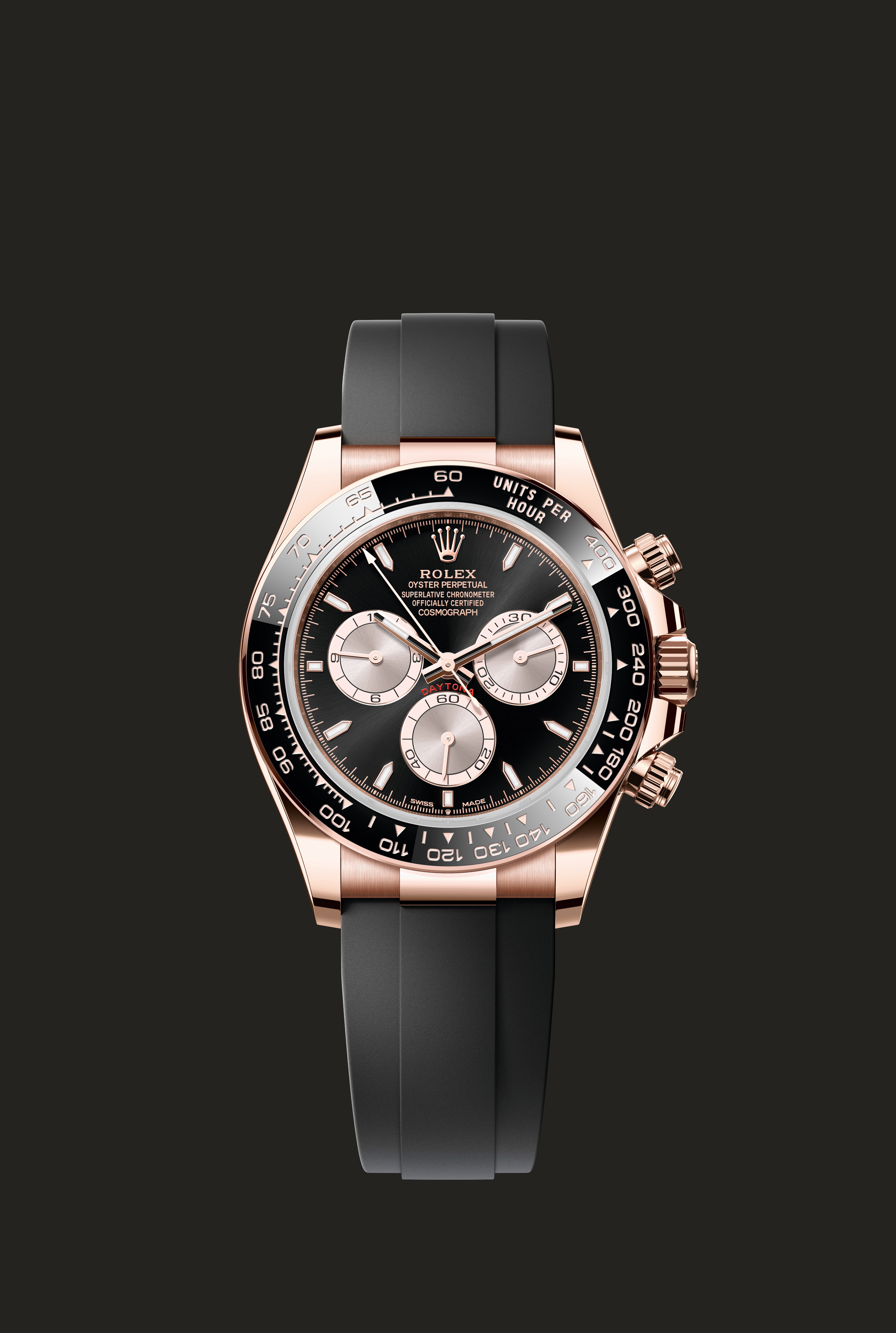 Rolex Cosmograph Daytona 126515LN in oro Everose con quadrante nero e bracciale Oysterflex visto frontalmente