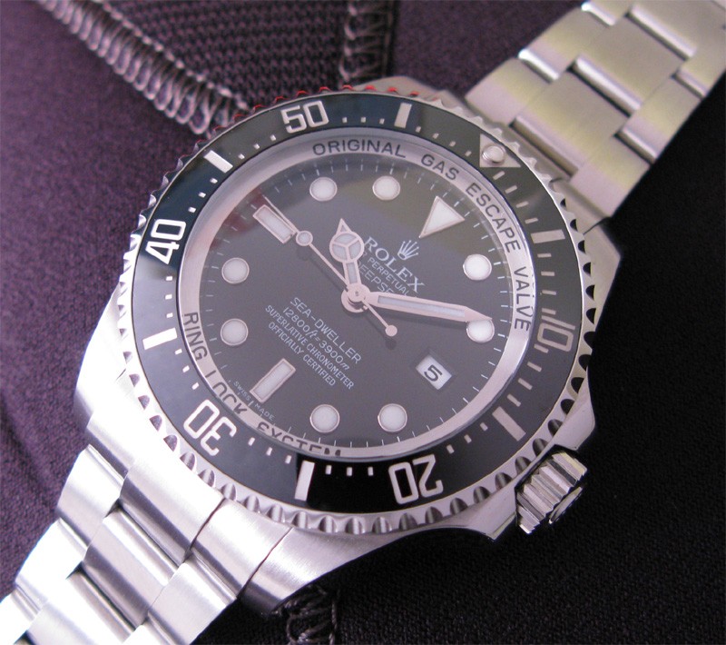Rolex Deepsea 116660 in acciaio con quadrante nero visto in diagonale