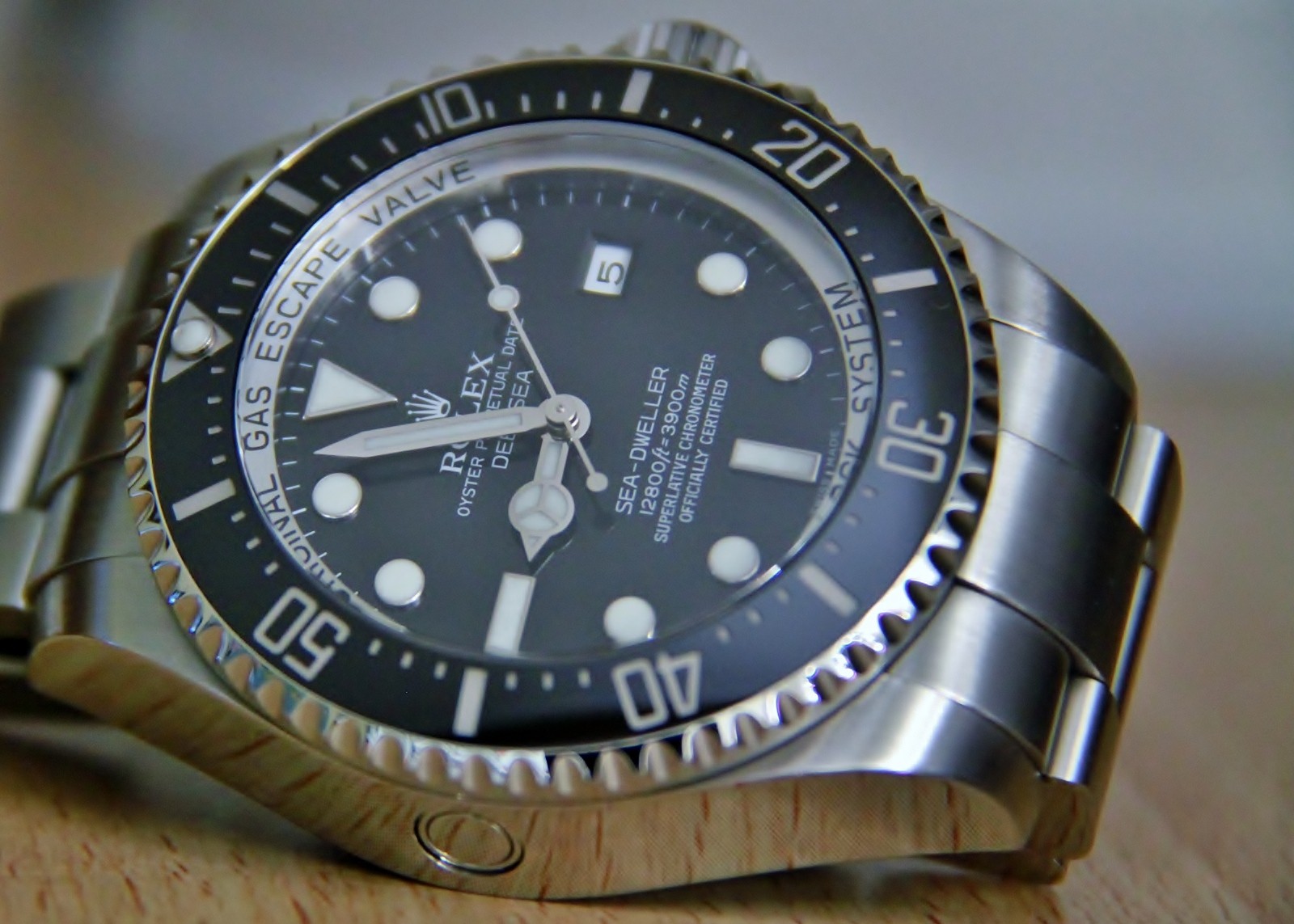 Dettaglio frontale della Rolex Deepsea 116660 con quadrante nero