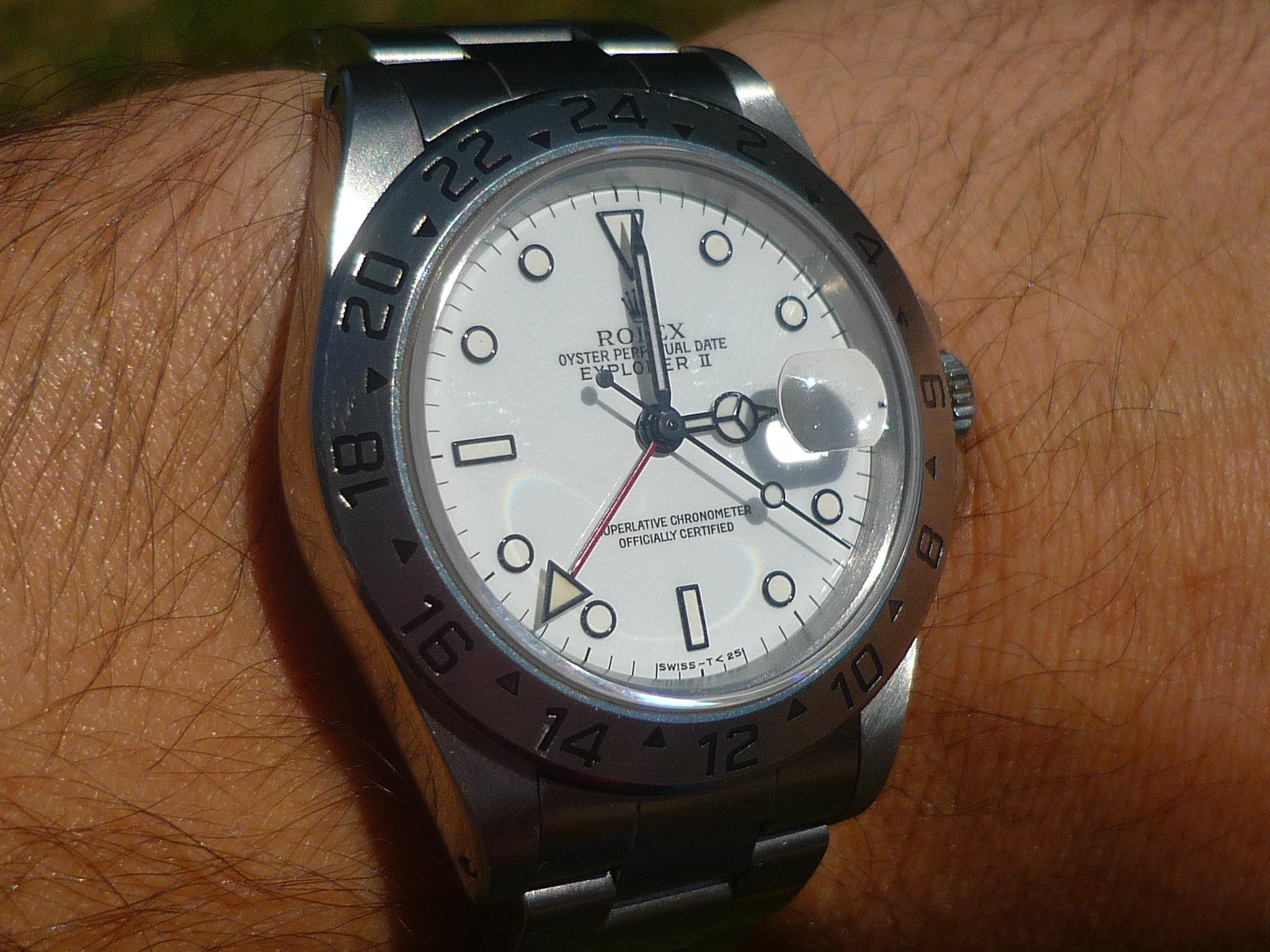 Rolex Explorer II 16570 con quadrante bianco fotografato al polso
