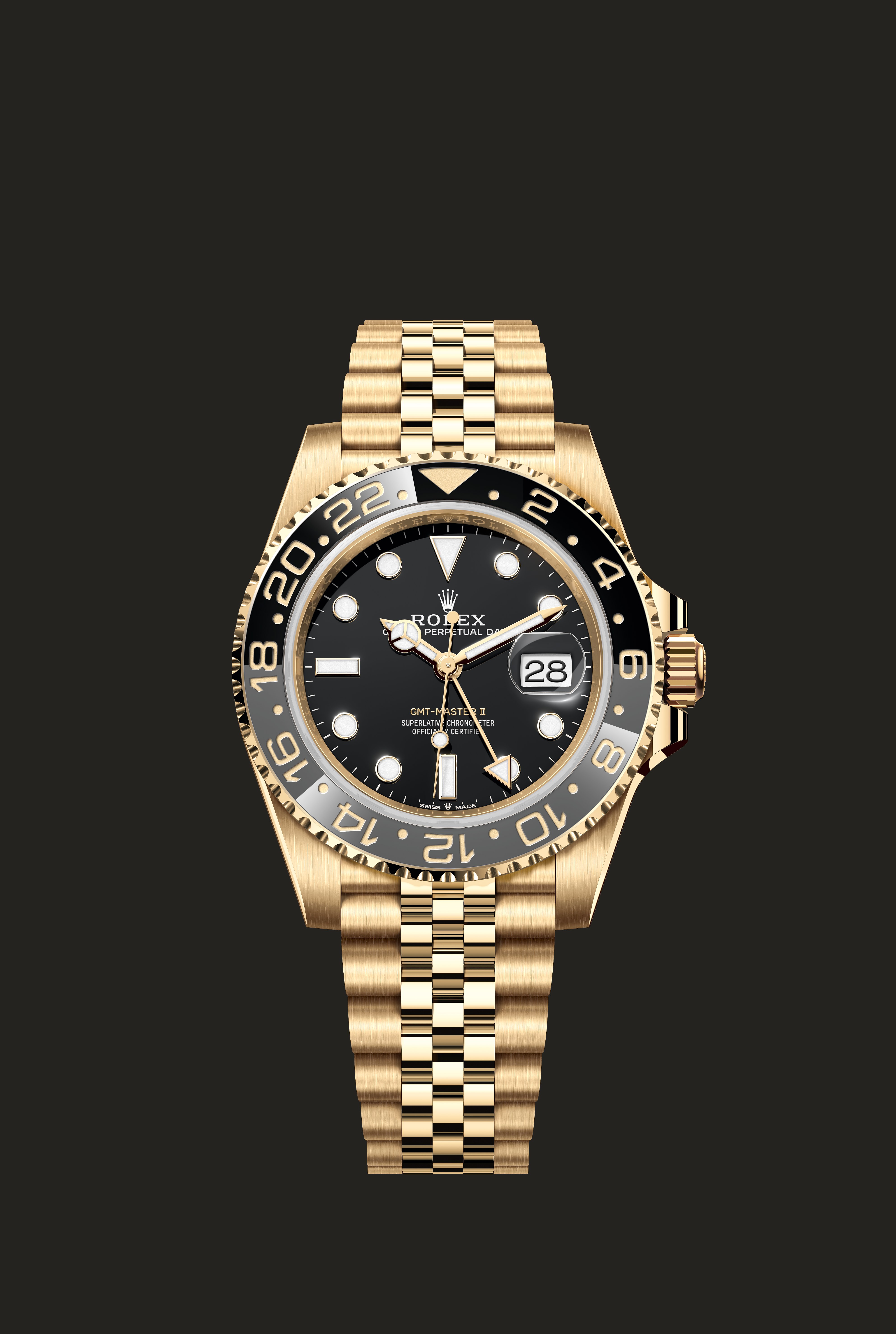 Rolex GMT-Master II 126718GRNR in oro giallo con quadrante nero visto frontalmente