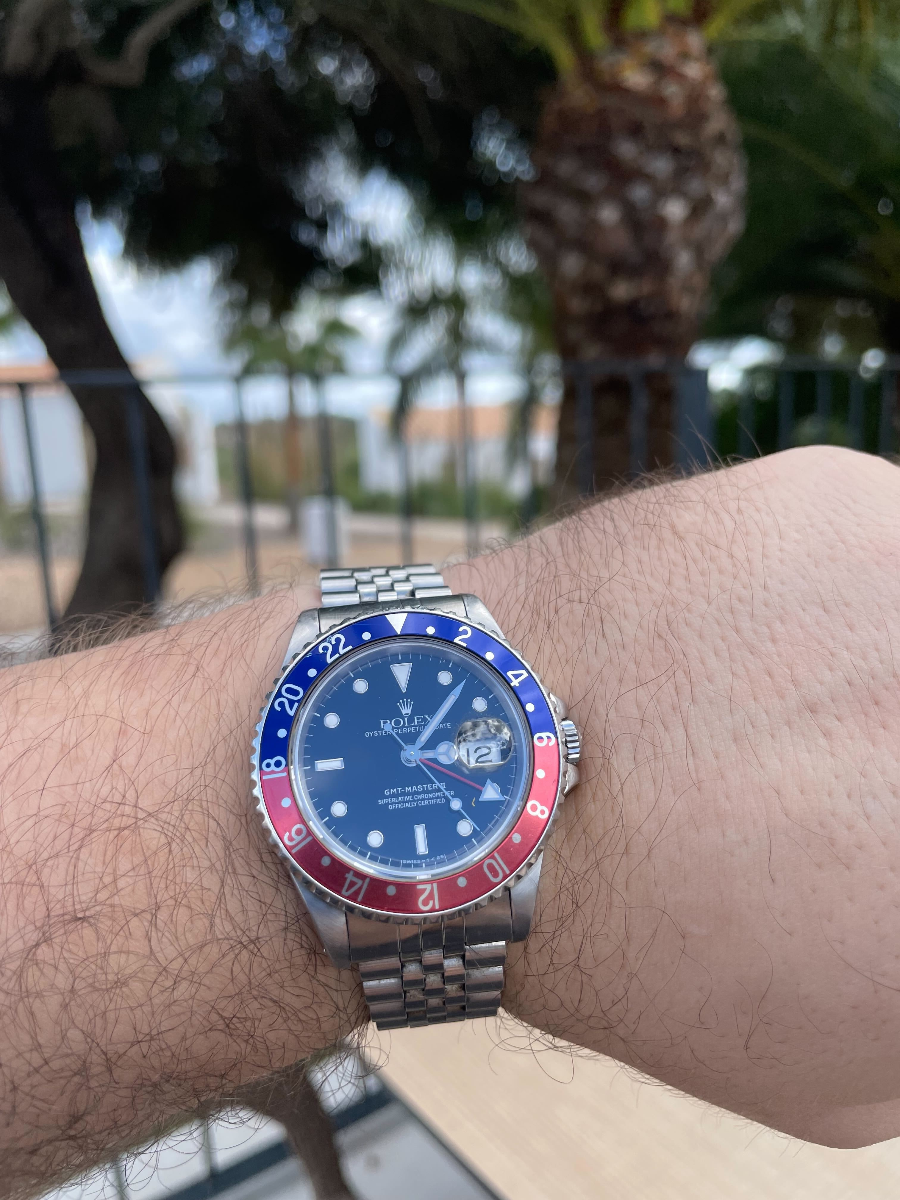 Rolex GMT-Master II 16710 con lunetta rossa e blu indossato al polso