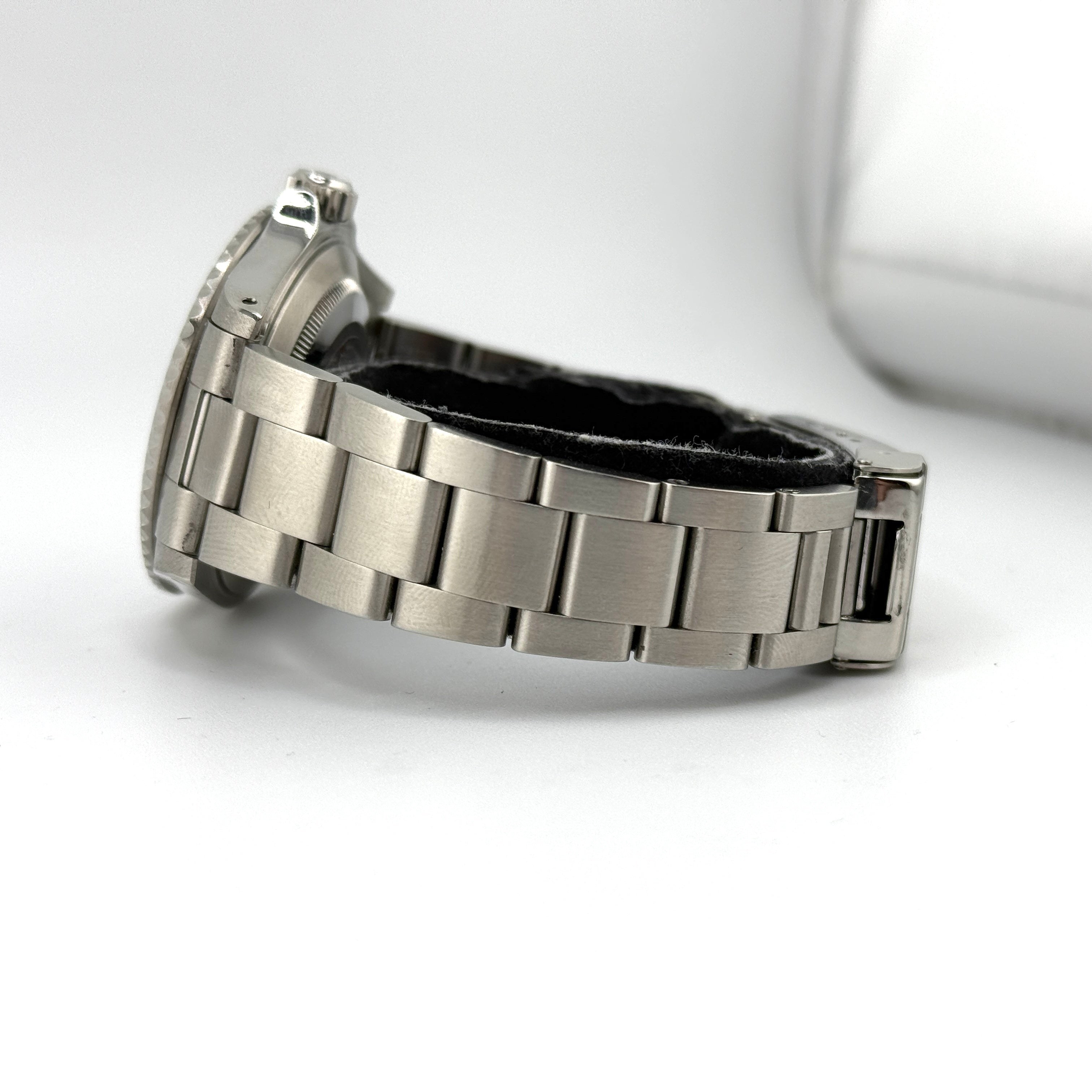 Rolex Submariner 14060M in acciaio, profilo della cassa e bracciale Oyster