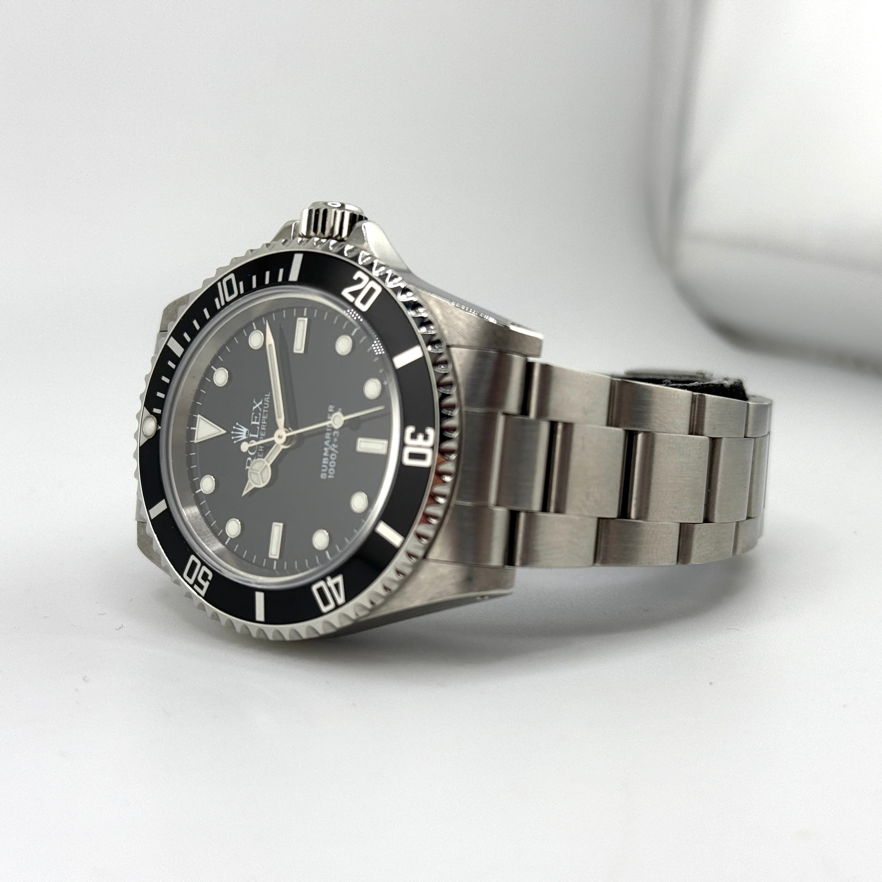 Rolex Submariner 14060M in acciaio, vista a tre quarti
