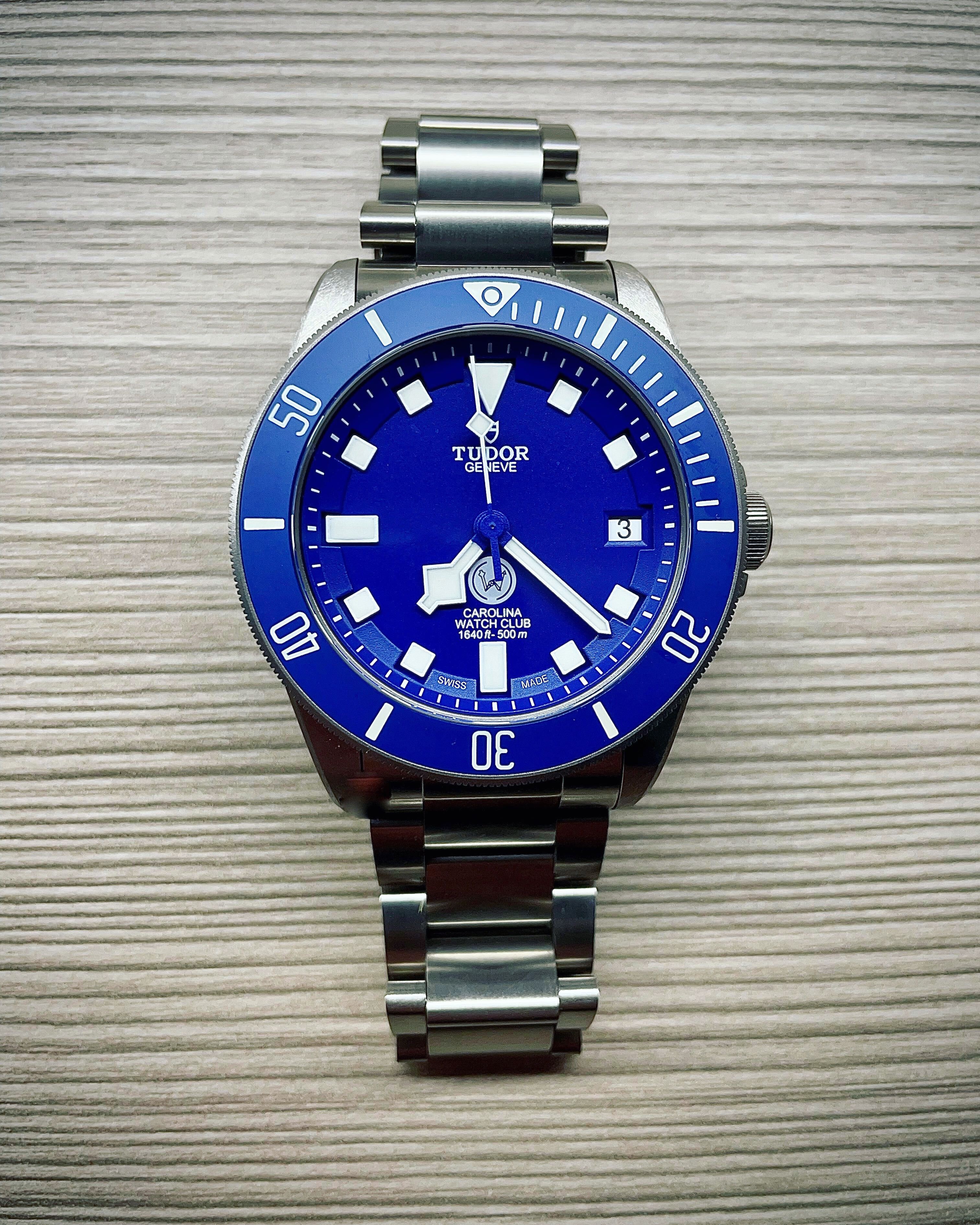 Tudor Pelagos Carolina Watch Club con quadrante blu e datario, fotografato al polso
