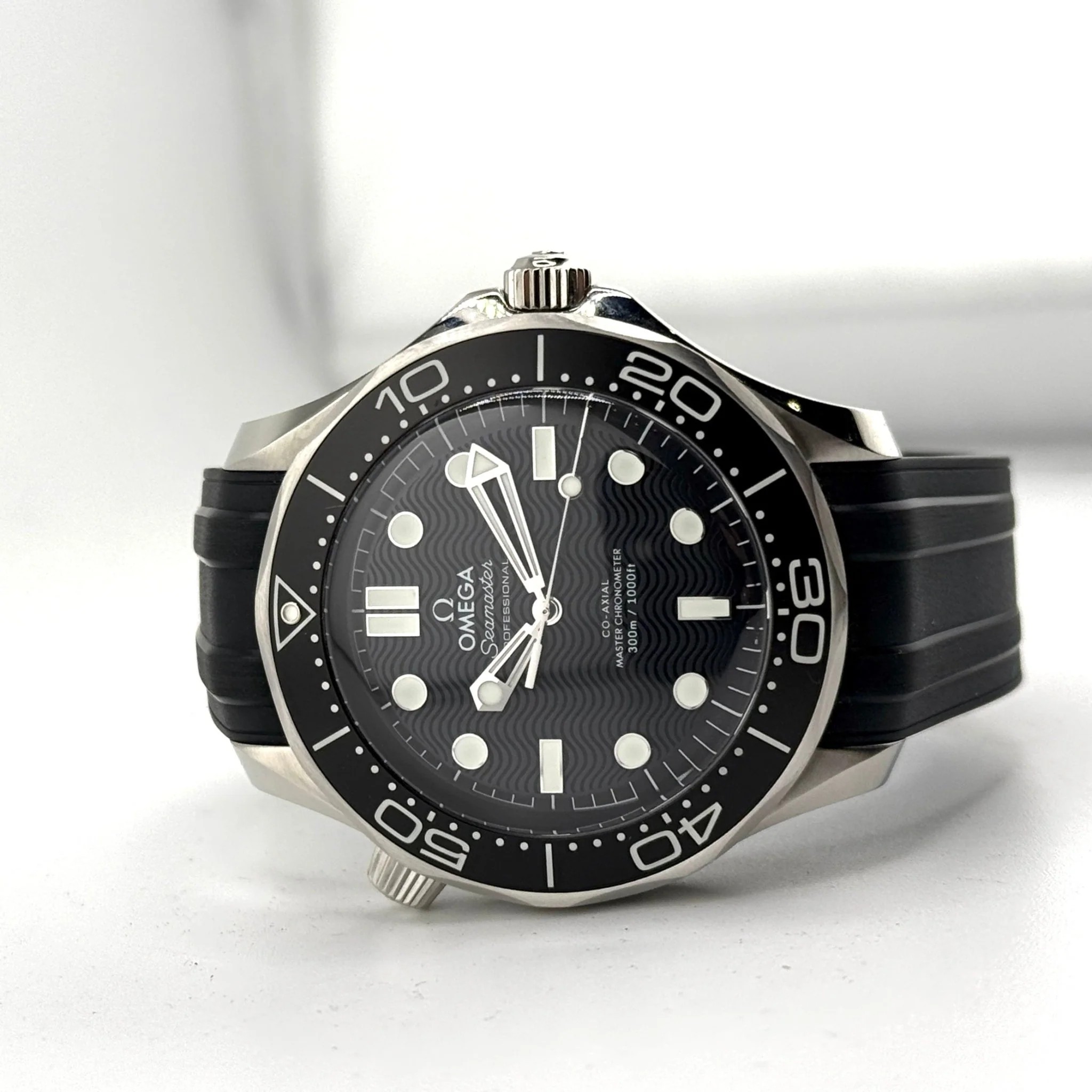 Omega Seamaster Diver 300M No Date 42 mm: referenza 210.30.42.20.01.010, vista principale.