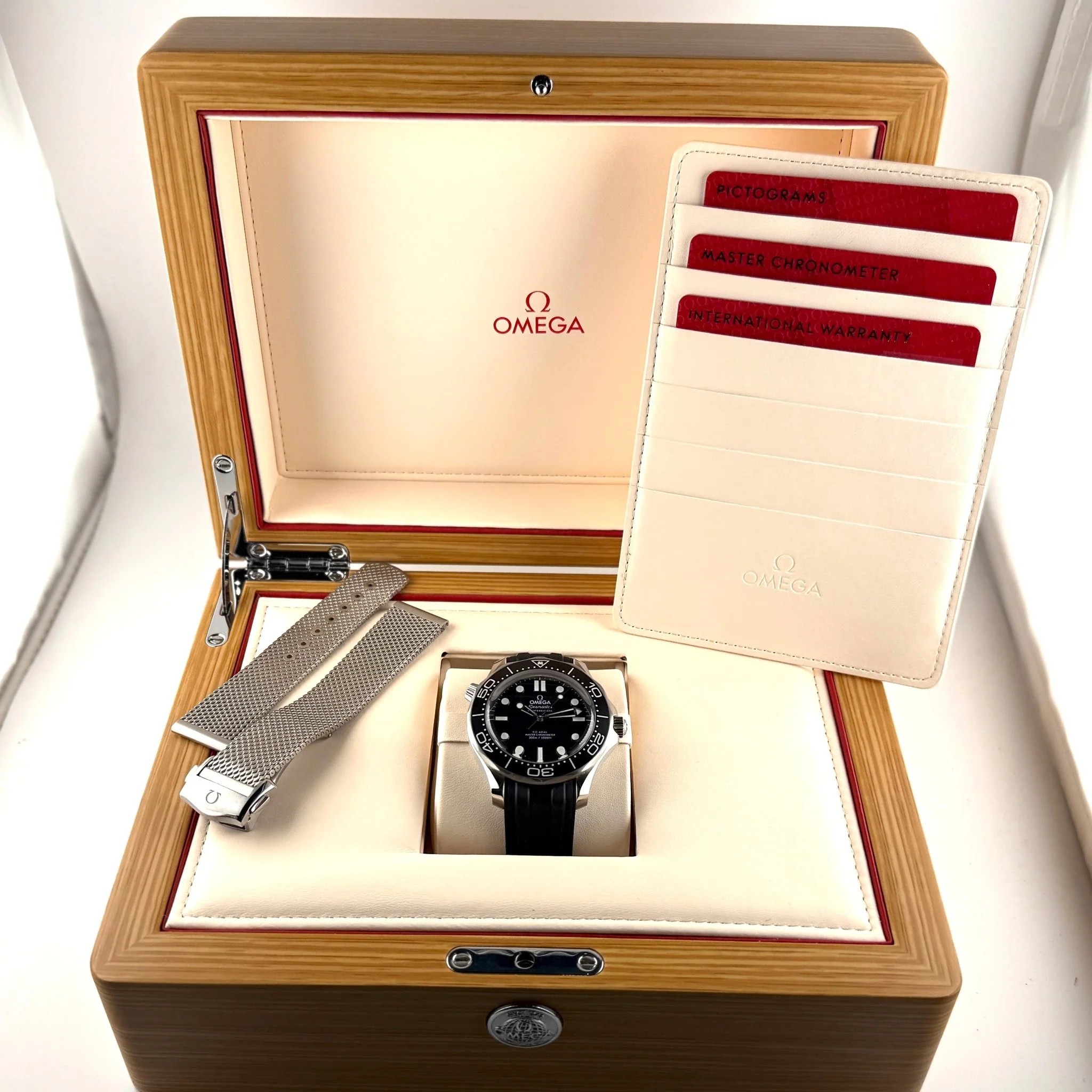 Omega Seamaster Diver 300 referenza 210.30.42.20.01.010, dettaglio 2