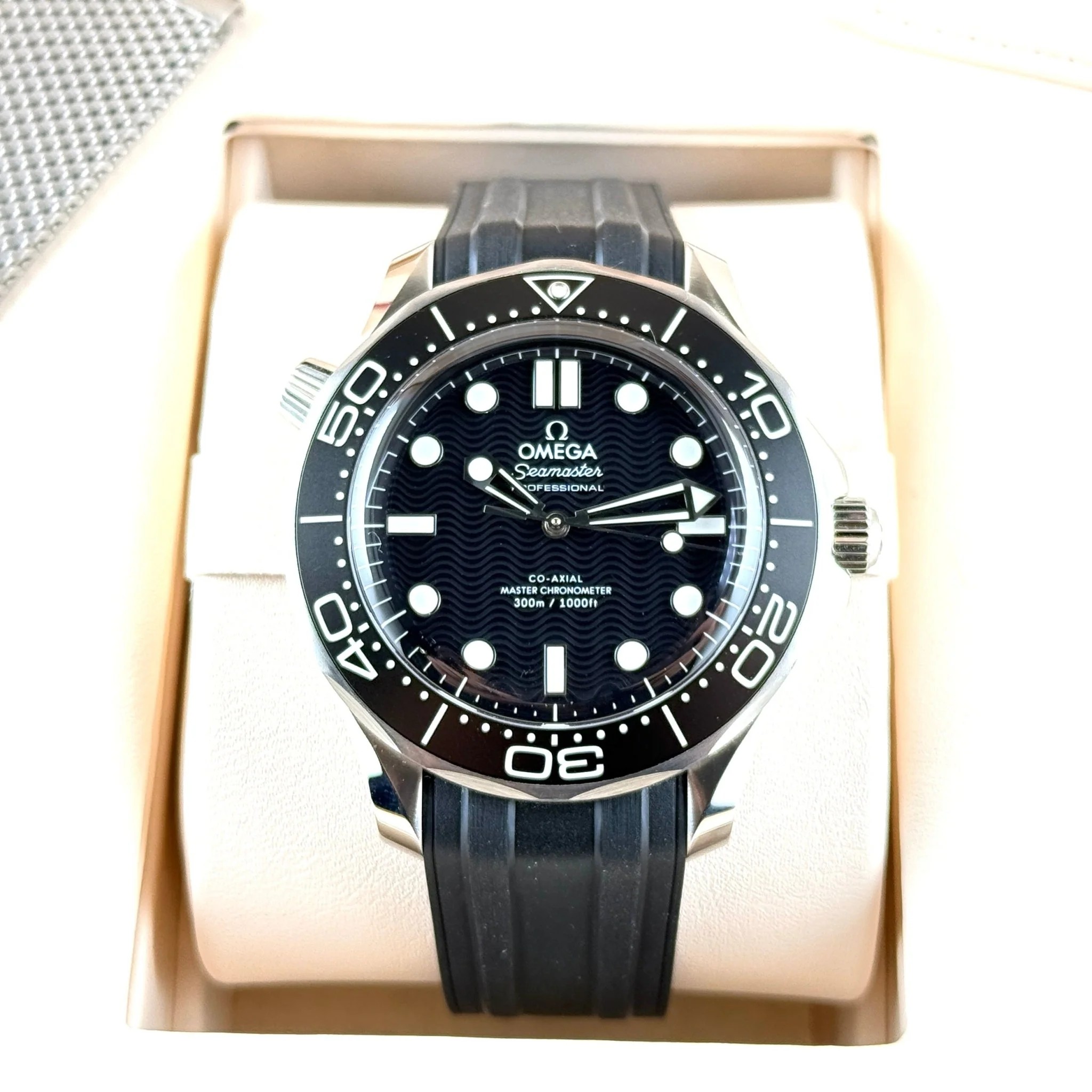 Omega Seamaster Diver 300 referenza 210.30.42.20.01.010, dettaglio 3