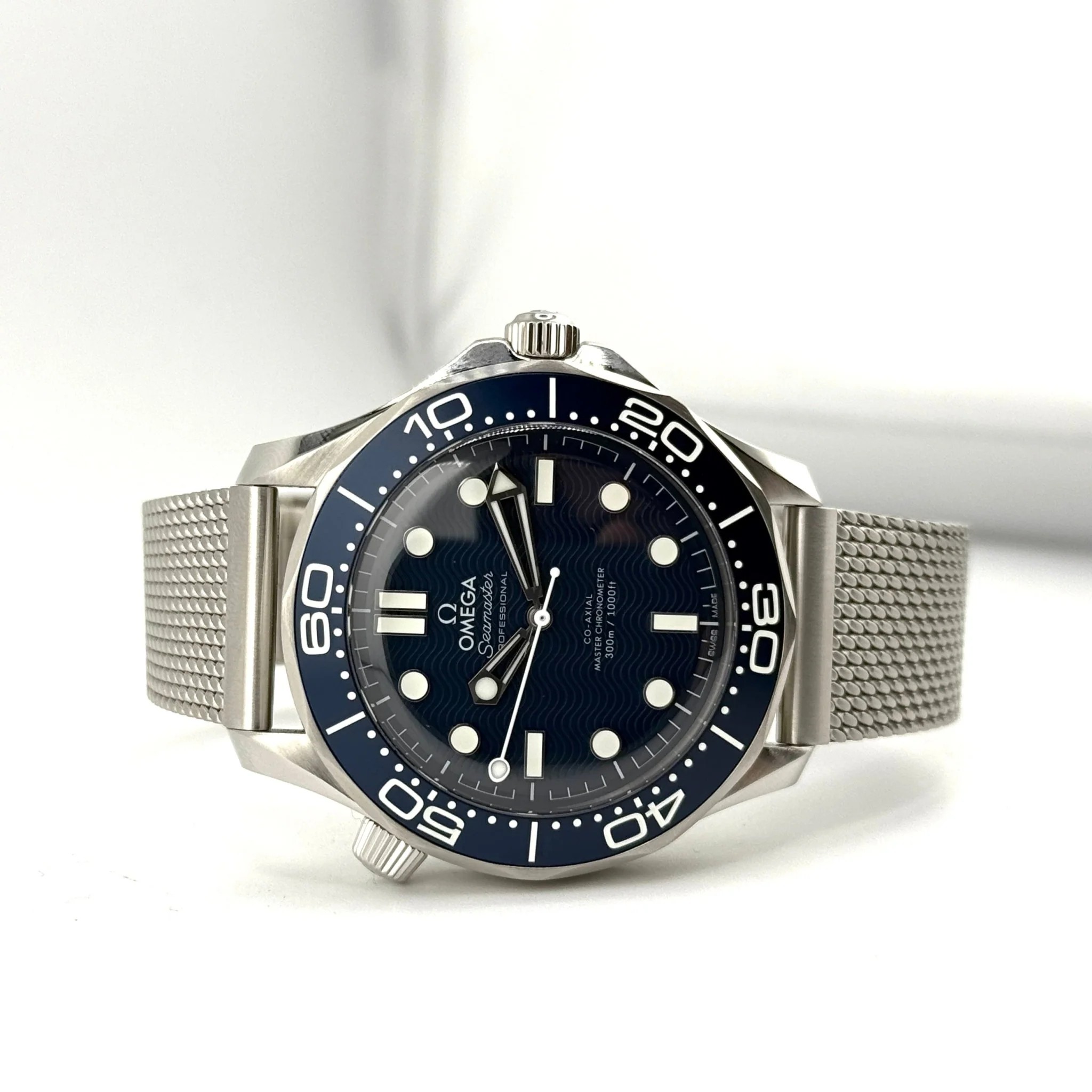 Omega Seamaster Diver 300M James Bond 60th Anniversary: referenza 210.30.42.20.03.002, vista principale.