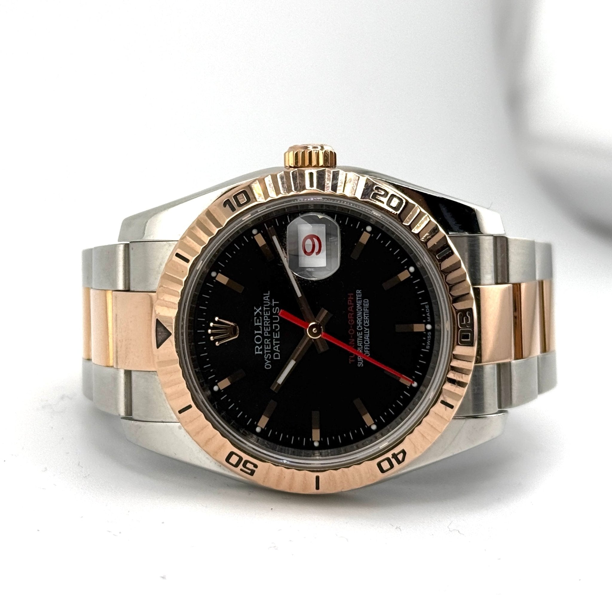 Rolex Datejust 116261 referenza 116261, vista frontale dell'esemplare bicolore con quadrante nero, secondi centrali rossi e lunetta Turn-O-Graph graduata