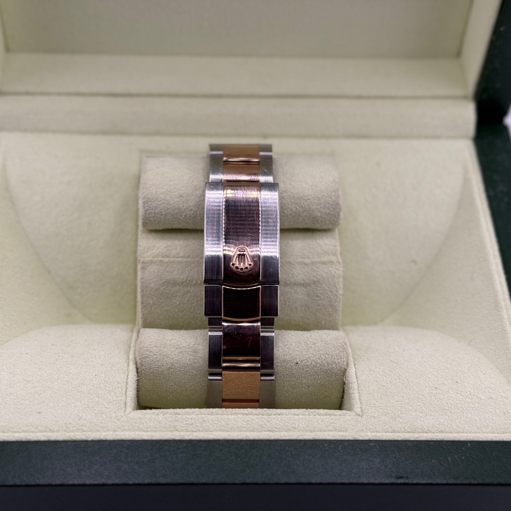 Rolex Datejust 116261 referenza 116261, dettaglio del bracciale Oyster bicolore e della chiusura firmata
