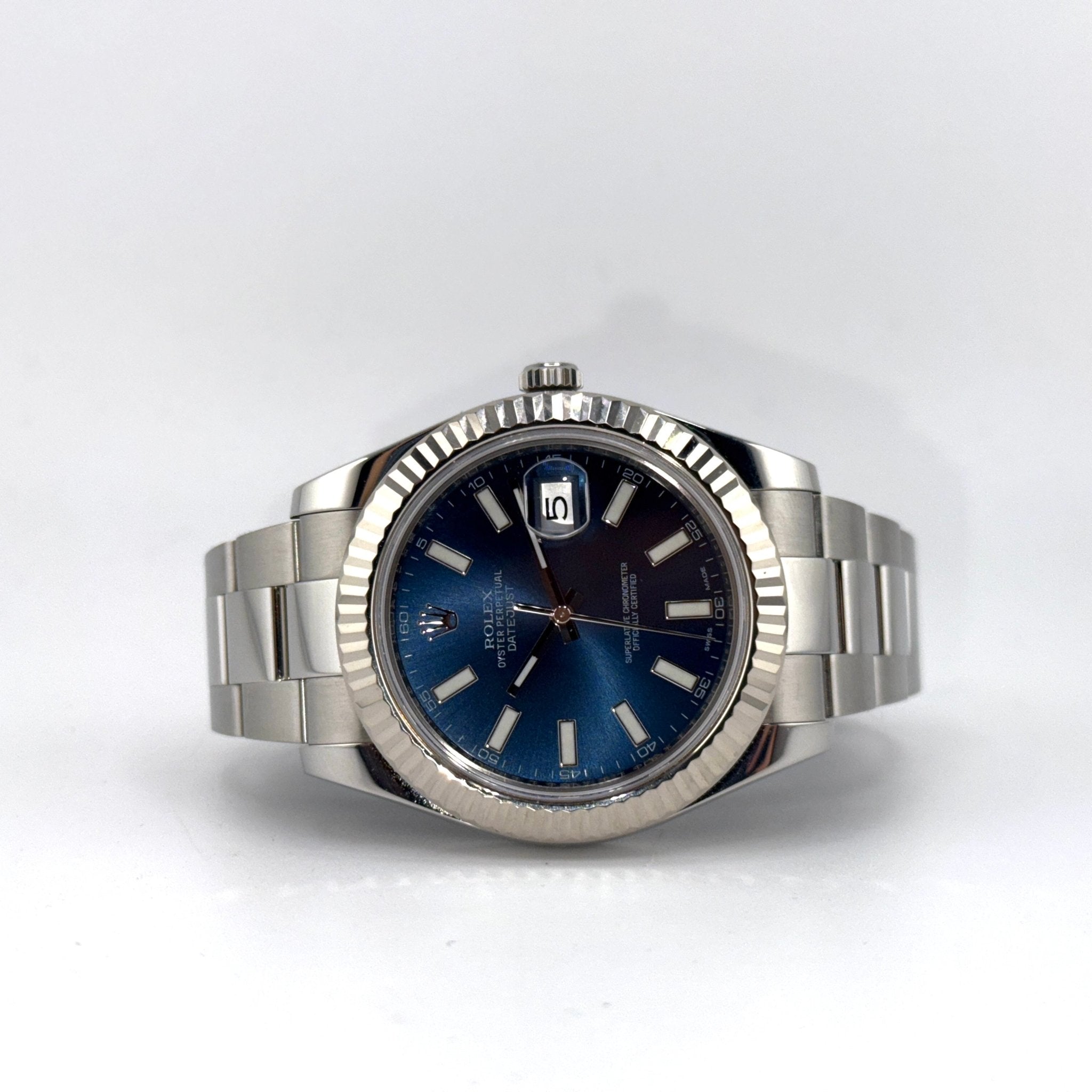 Rolex Datejust 116334 referenza 116334, vista frontale del quadrante blu, della lente Cyclope e della lunetta zigrinata