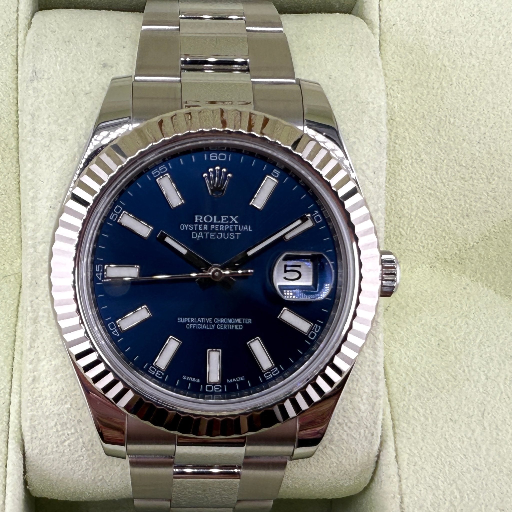 Rolex Datejust 116334 referenza 116334, dettaglio del quadrante blu, degli indici applicati e della lunetta in oro bianco