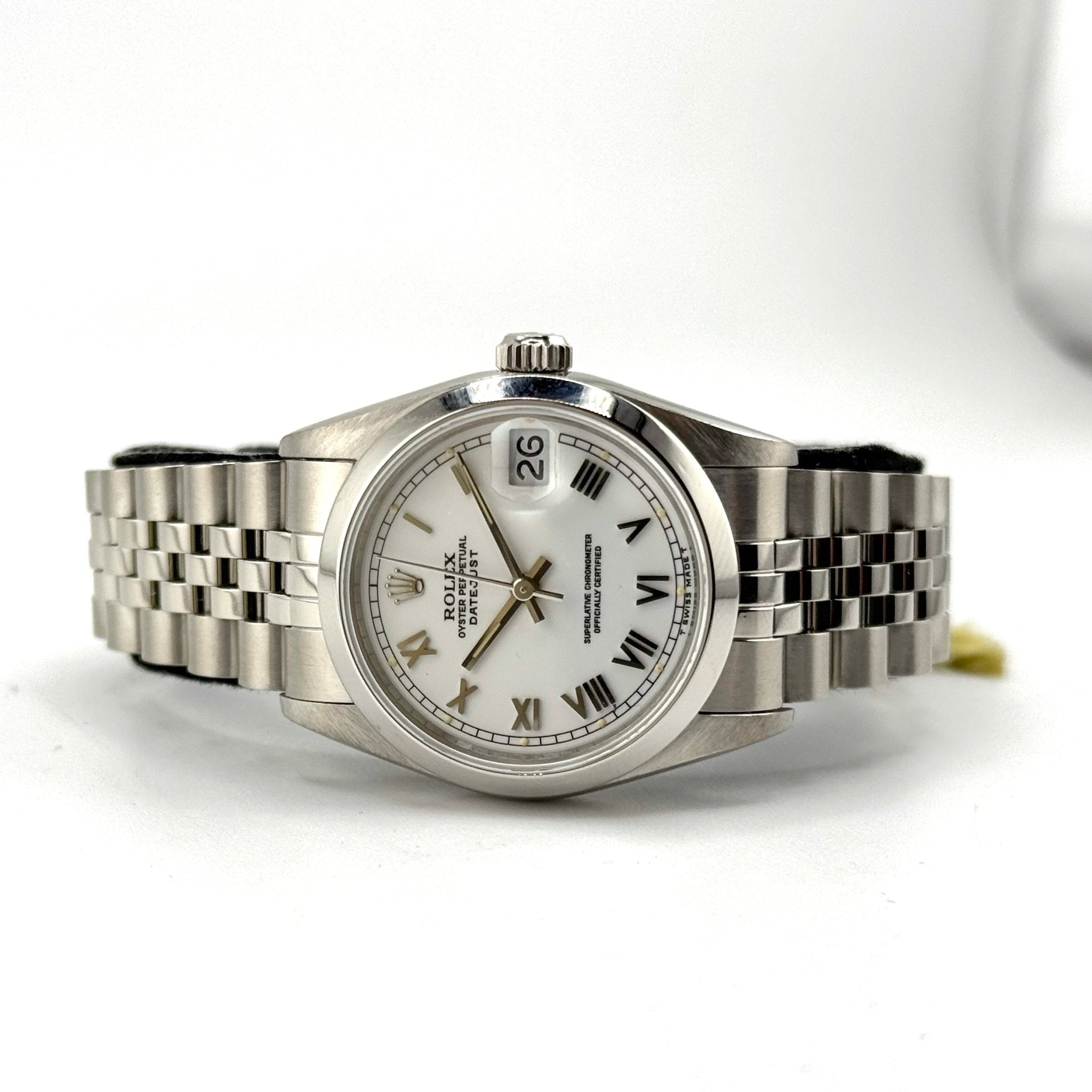 Rolex Datejust 68240 referenza 68240, vista frontale dell'esemplare con quadrante argento, numeri romani, lente Cyclope e bracciale Jubilee