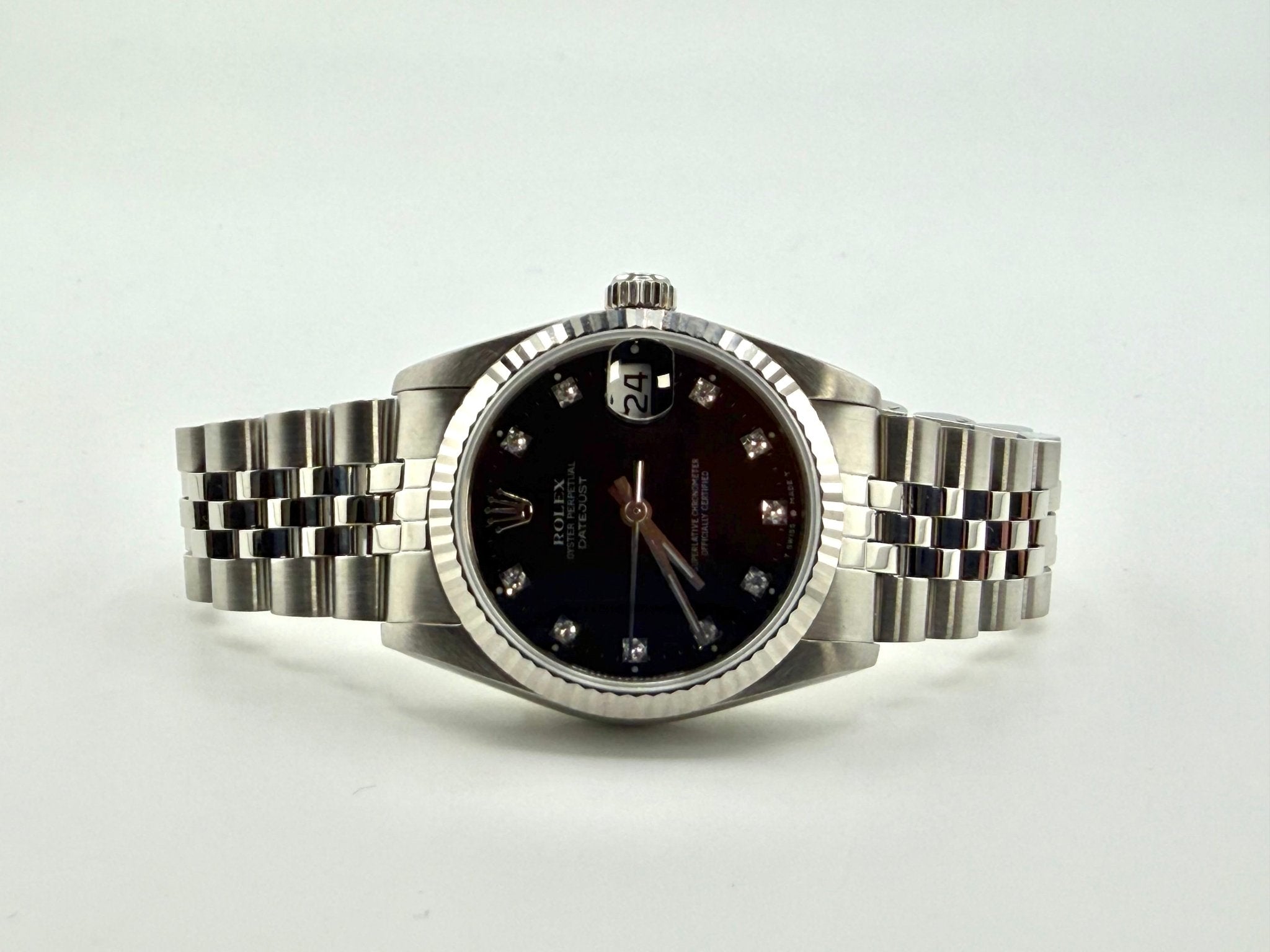 Rolex Datejust 68274 referenza 68274, vista frontale dell'esemplare con quadrante scuro con indici di diamante, lente Cyclope, lunetta zigrinata e bracciale Jubilee