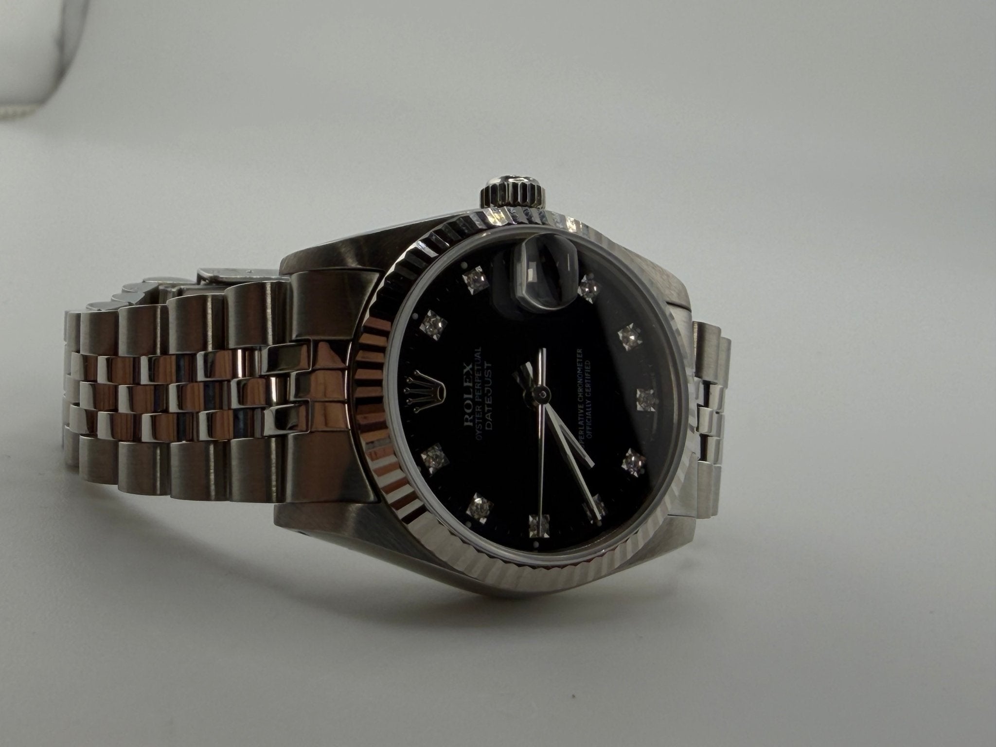 Rolex Datejust 68274 referenza 68274, vista a tre quarti dell'esemplare con quadrante scuro e indici di diamante