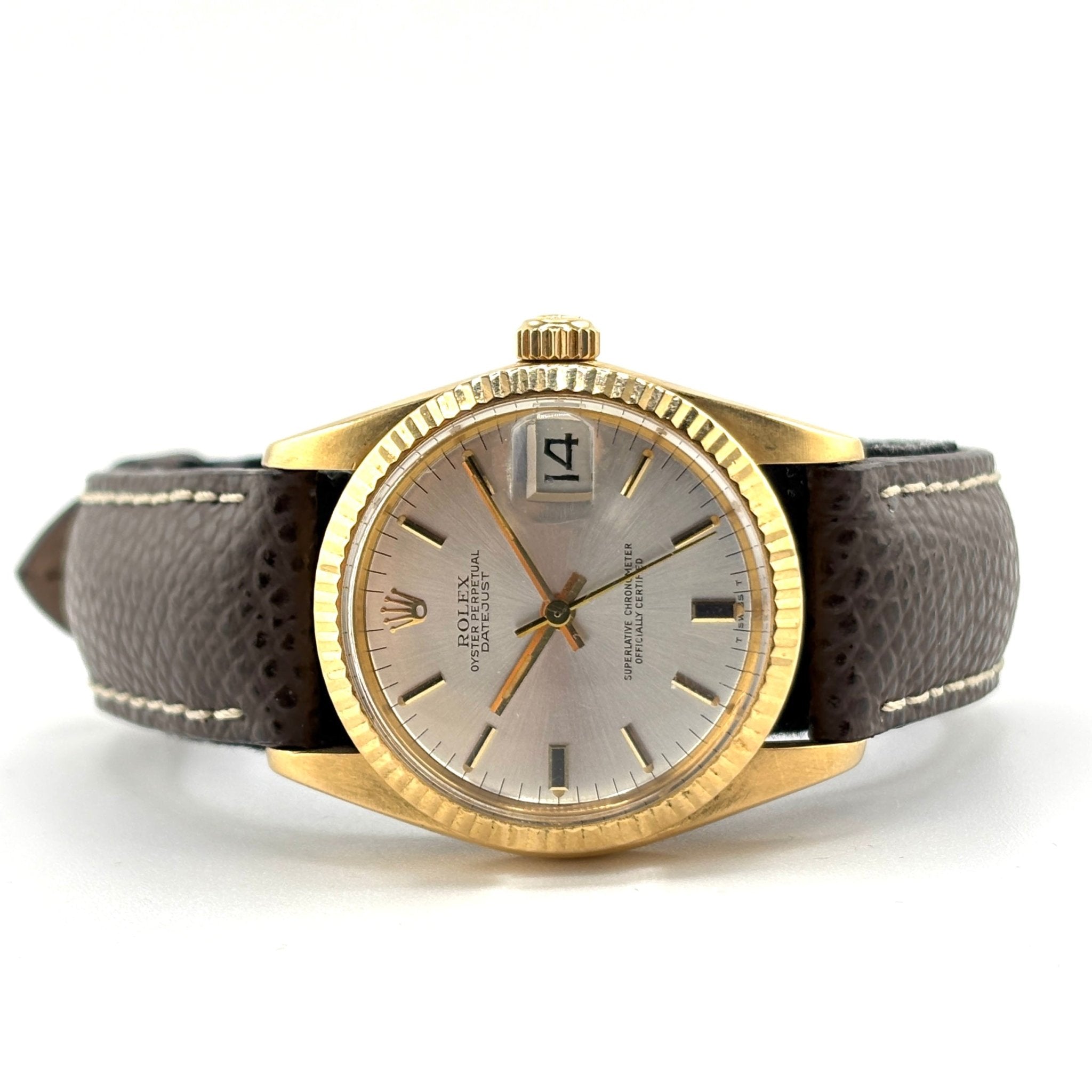 Rolex Datejust 68278 referenza 68278, vista frontale dell'esemplare in oro giallo con quadrante argenté, lunetta zigrinata e cinturino in pelle