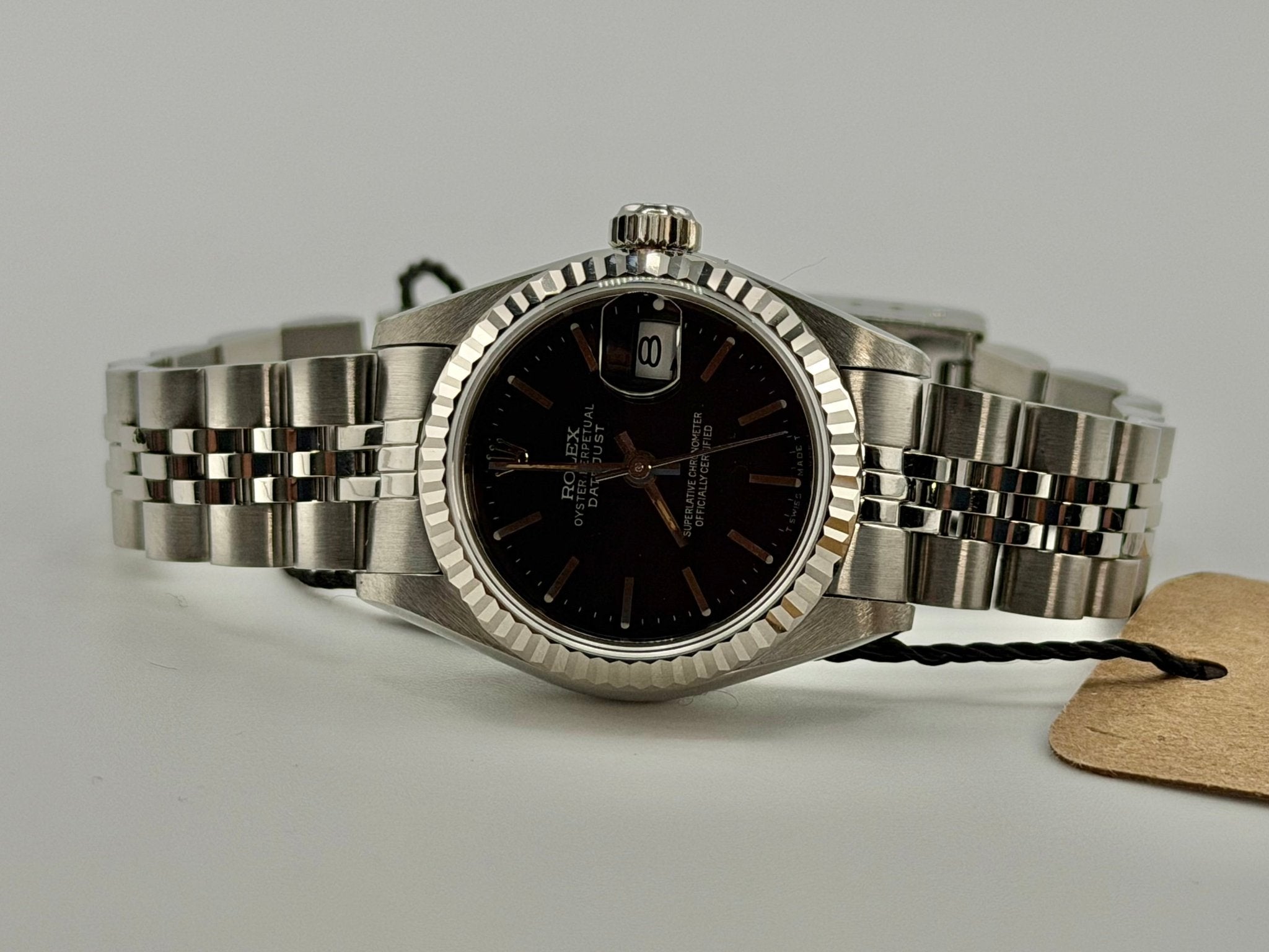 Rolex Datejust 69174 referenza 69174, vista frontale dell'esemplare con quadrante scuro, lente Cyclope, lunetta zigrinata e bracciale Jubilee