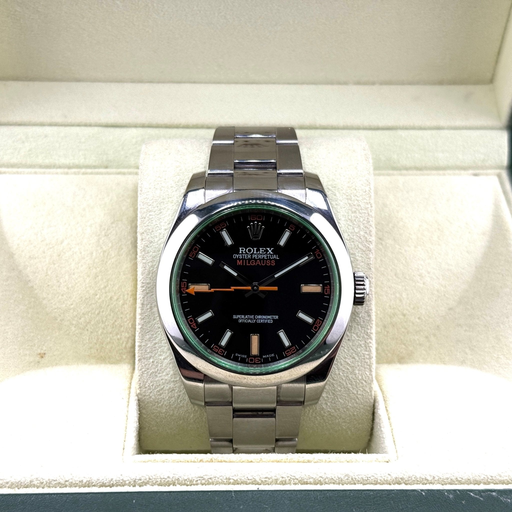 Rolex Milgauss 116400GV, vista frontale nel corredo