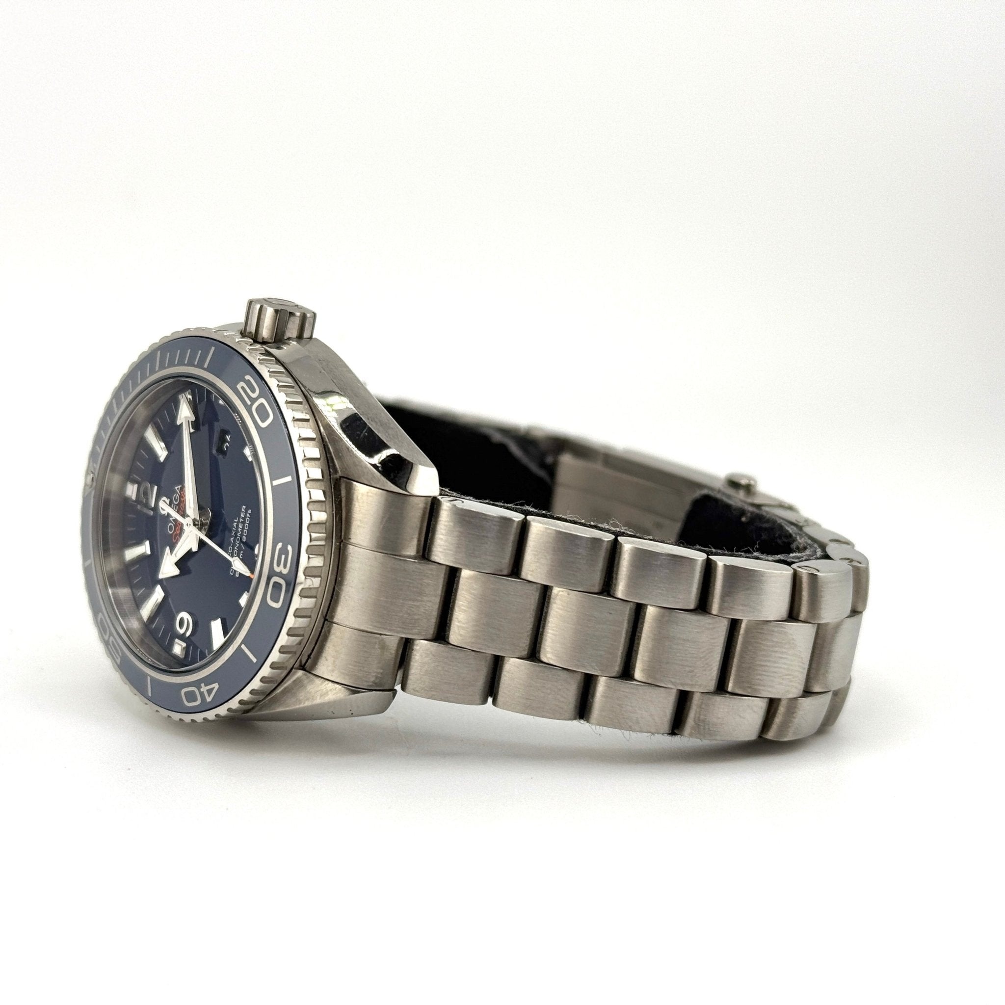 Omega Seamaster Planet Ocean 600M 232.90.38.20.03.001, vista 2