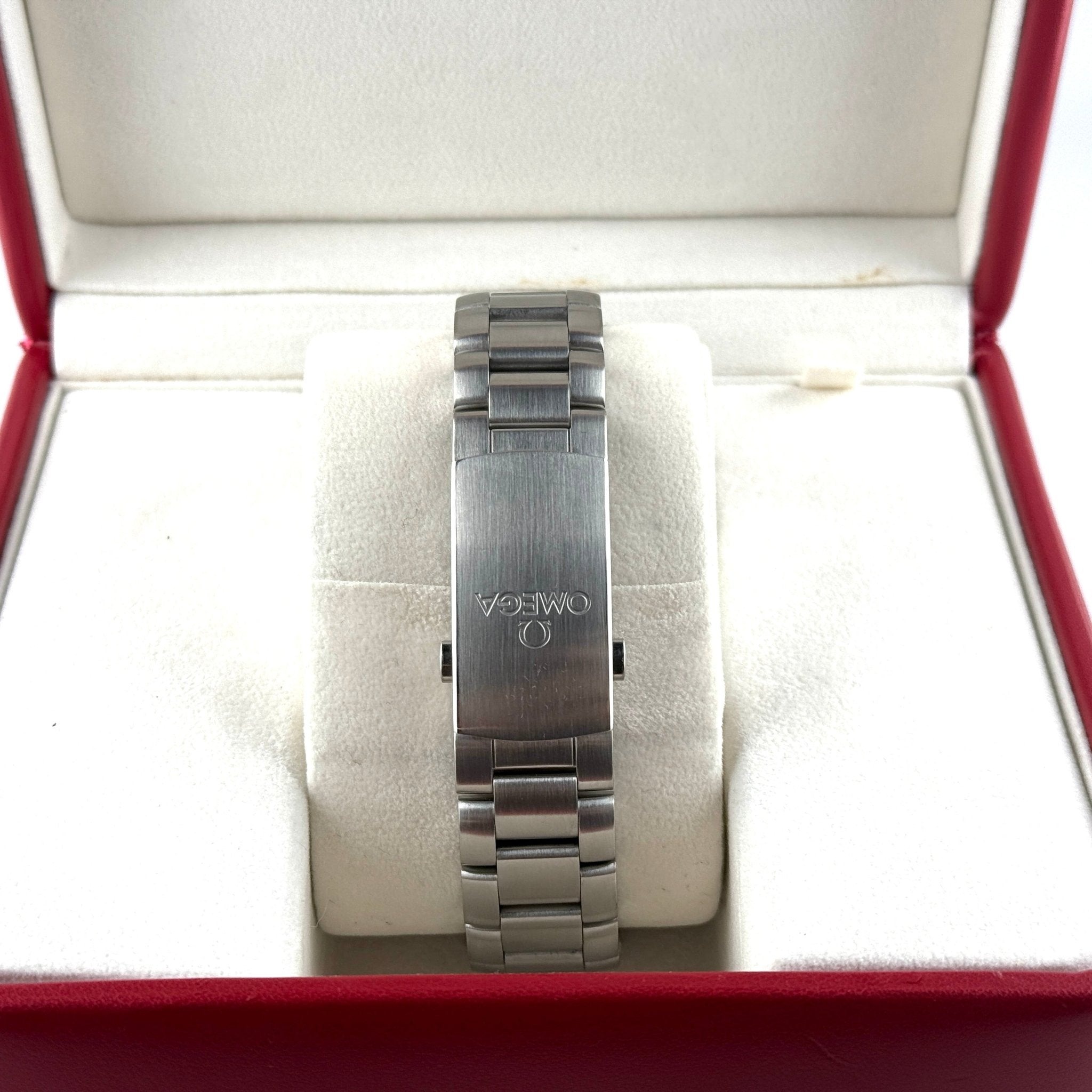 OMEGA Seamaster Planet Ocean 600M 232.30.42.21.04.001, dettaglio fotografico 1
