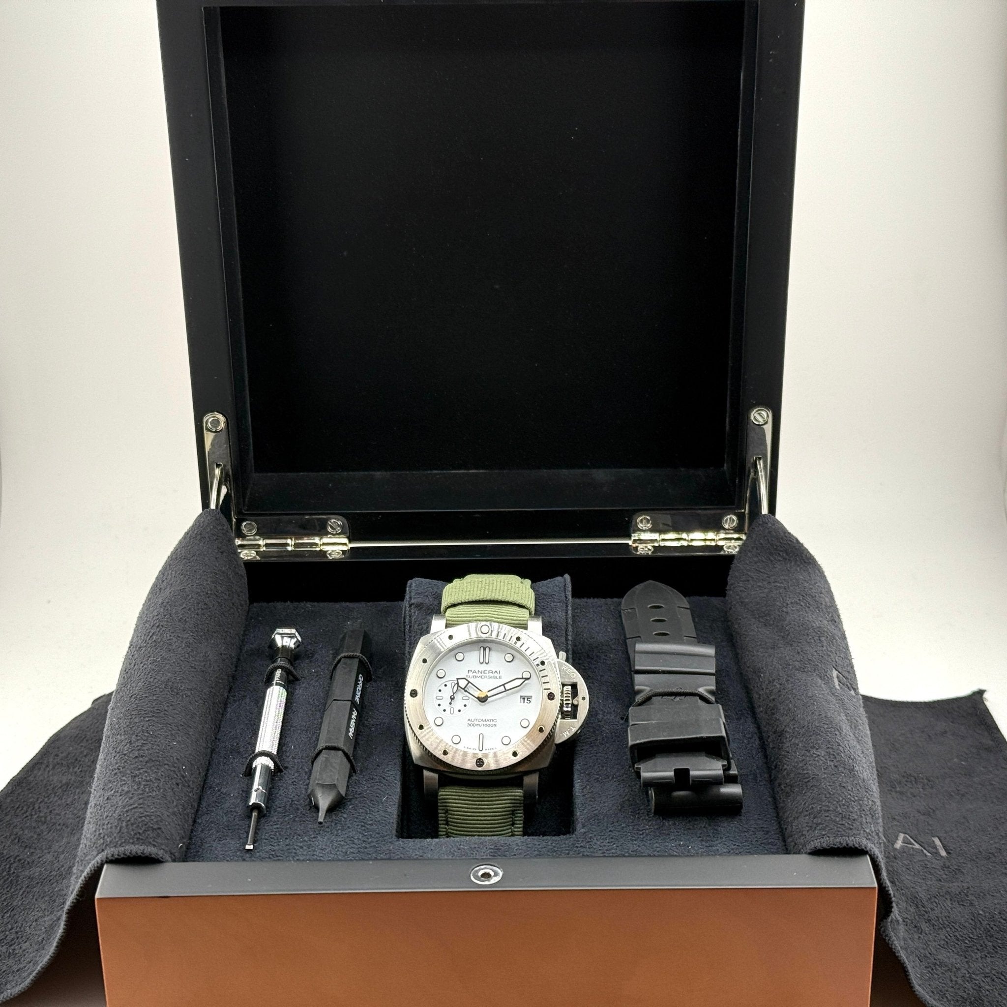 Panerai Submersible PAM02223, dettaglio fotografico 2