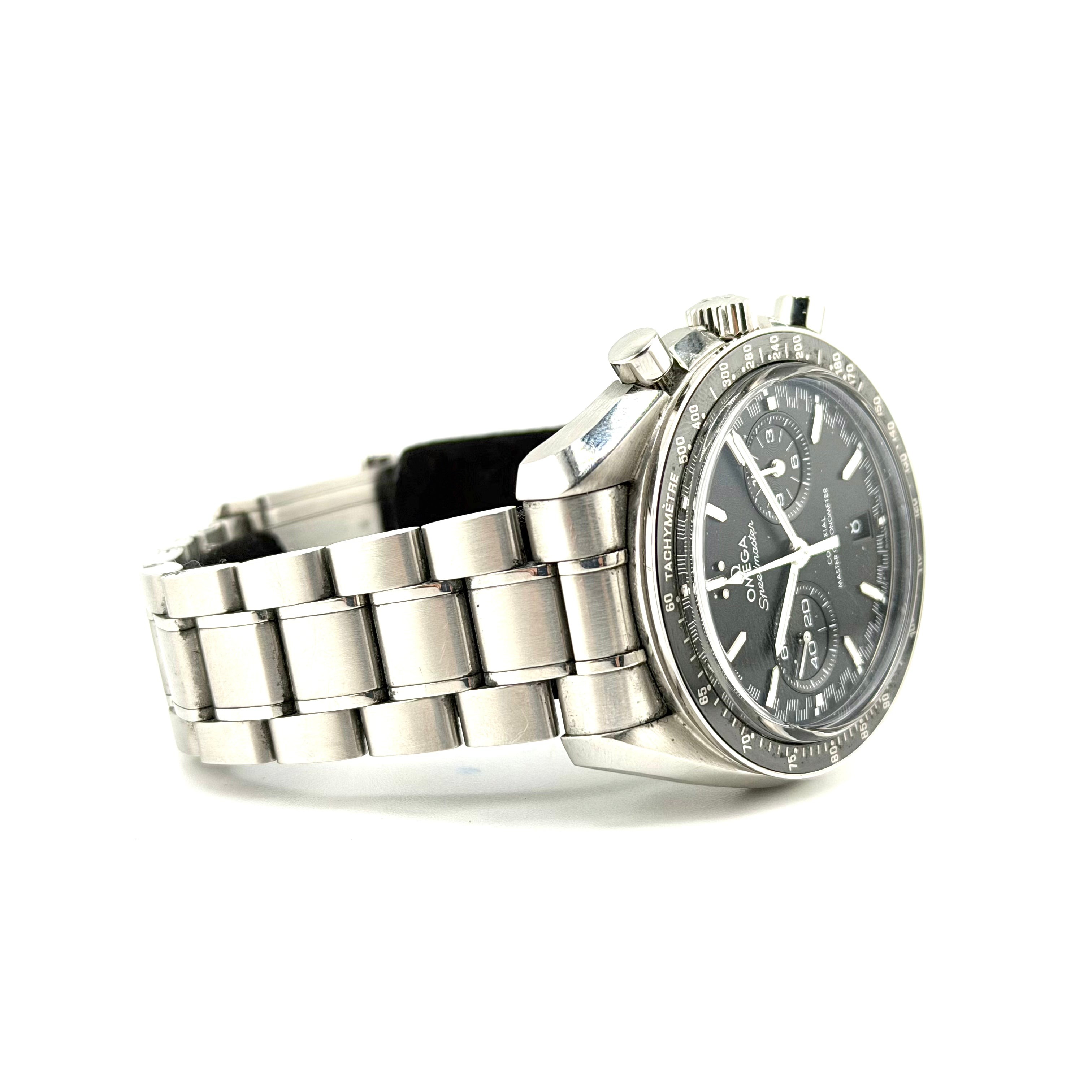 OMEGA Speedmaster Racing 329.30.44.51.01.001, dettaglio fotografico 3